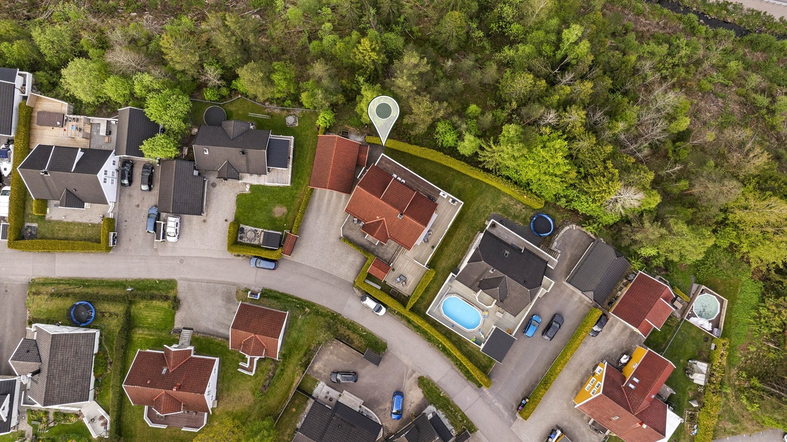 Eiendommen ligger i et etablert og barnevennlig boligområde i Kodal. Galleribilde