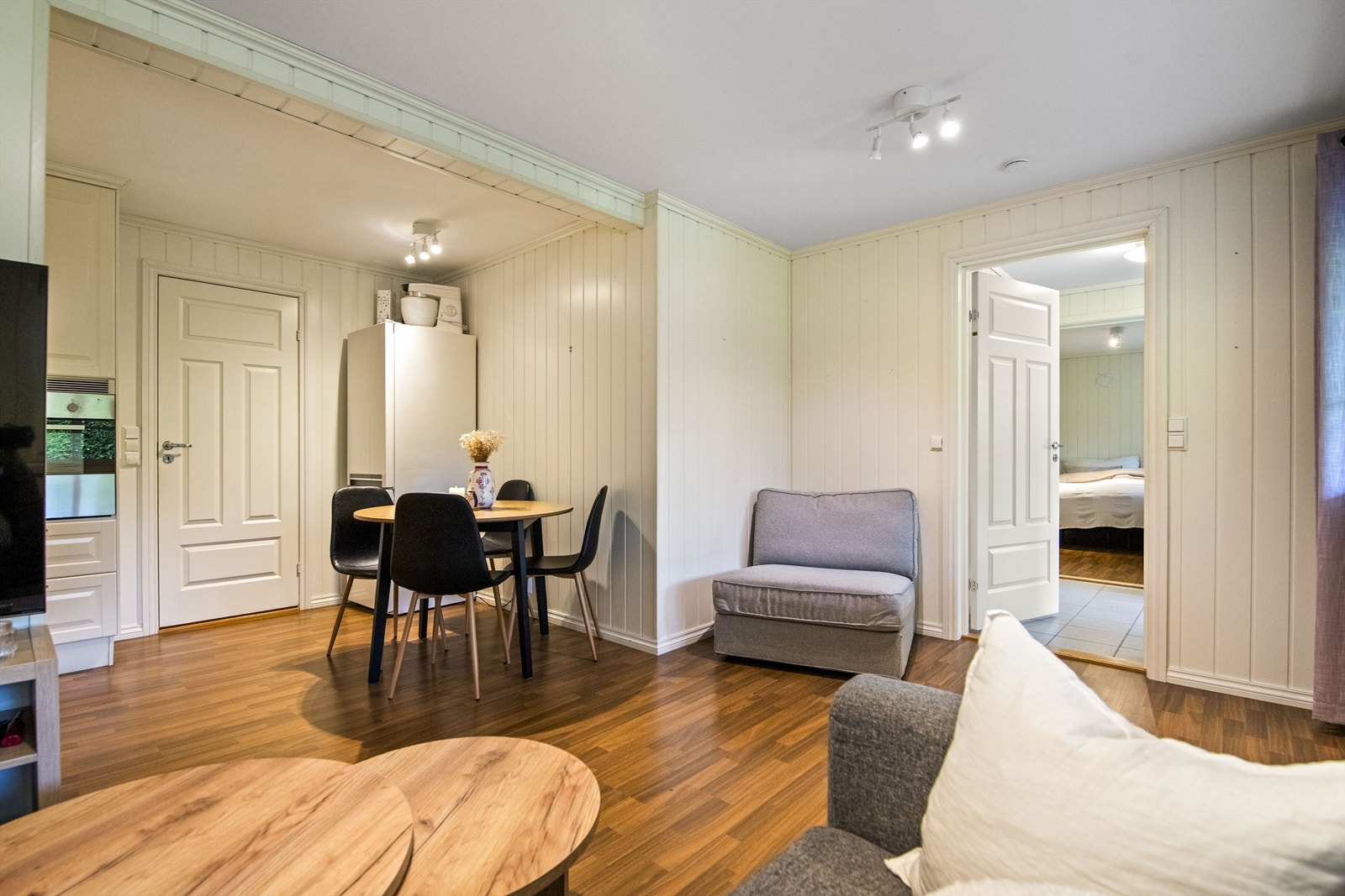 Fra stuen er det adkomst til leilighetens soverom og bad. Galleribilde