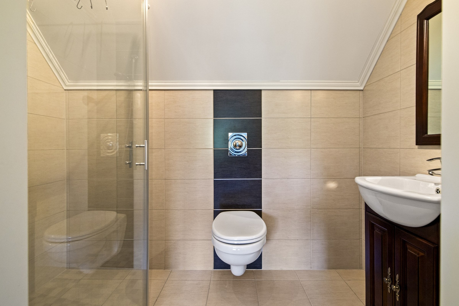 Badet i andre etasje er helfliset og har varmekabler i gulvet. Galleribilde