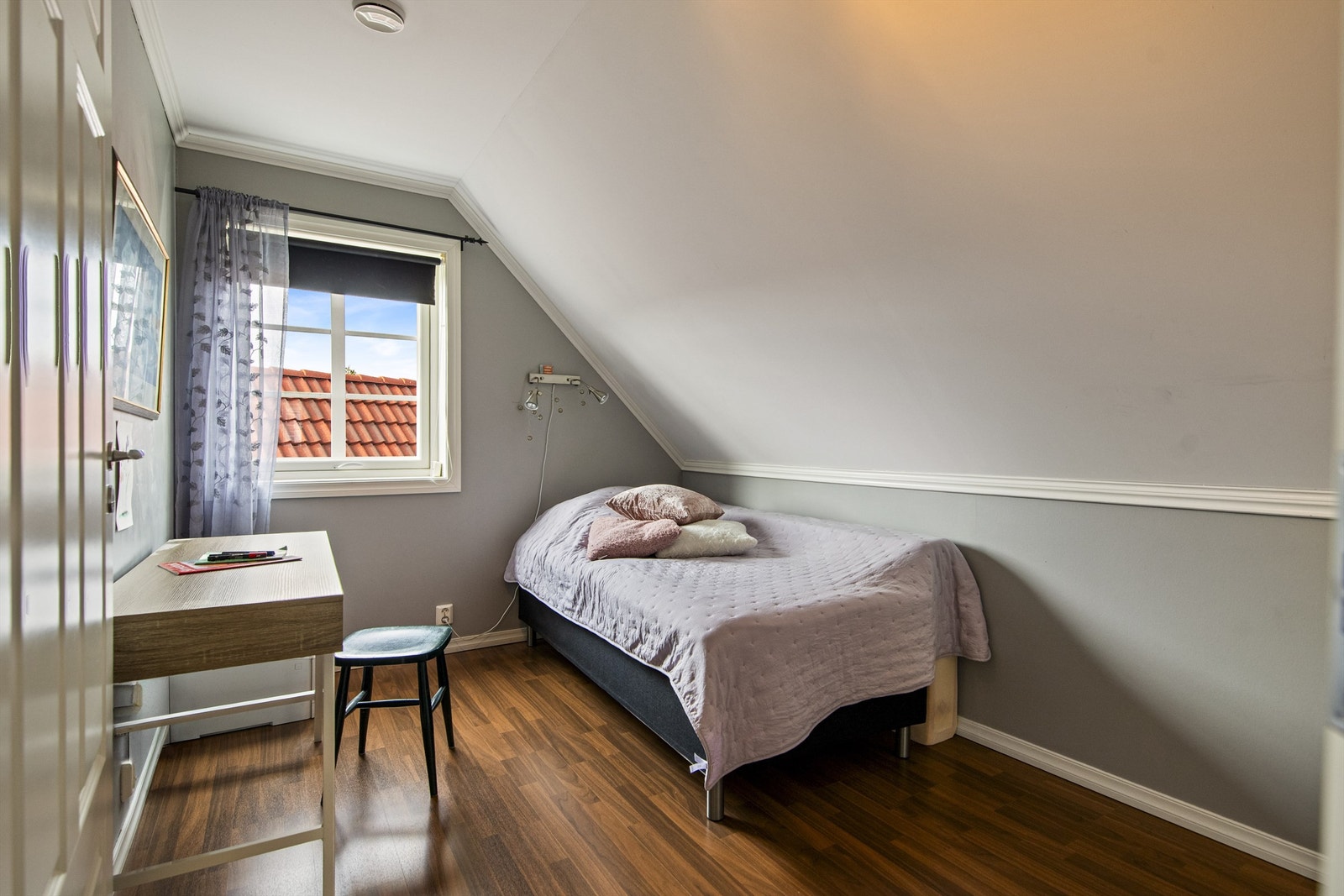 Soverom med plass til seng og skrivebord. Perfekt som barnerom eller gjesterom. Galleribilde
