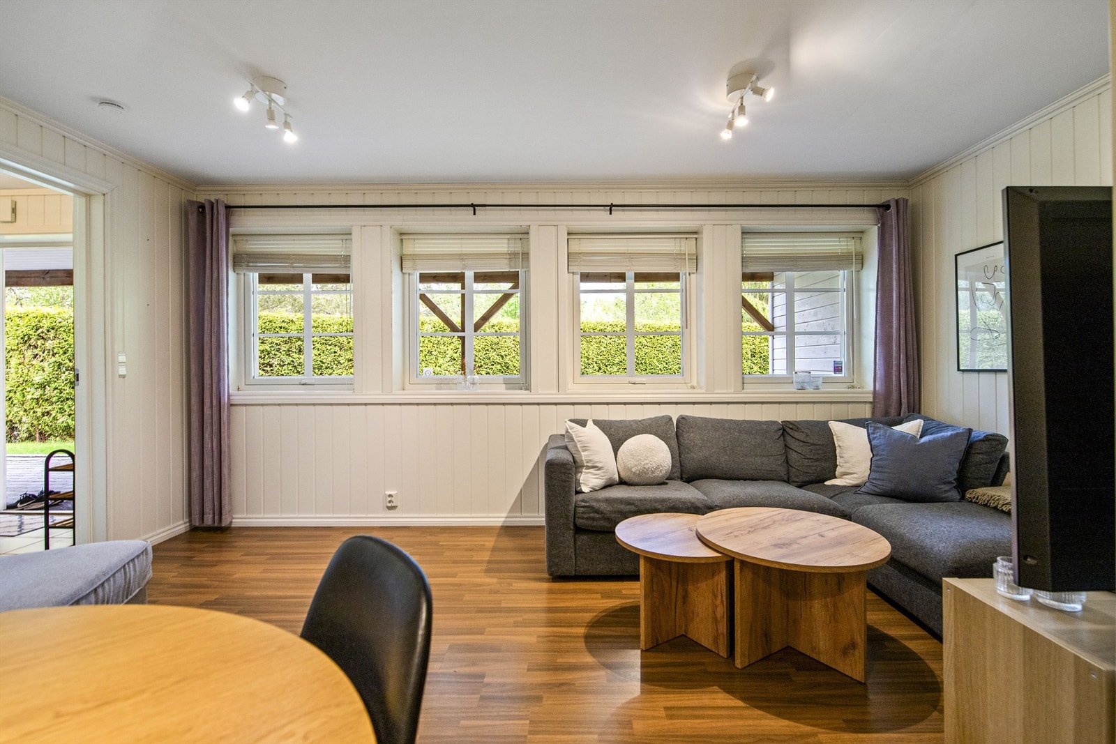 Stuen i leiligheten har plass til både sofagruppe og spisebord. Galleribilde