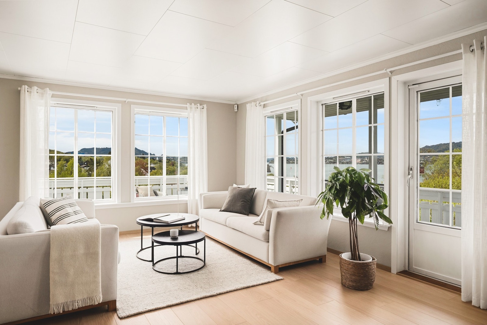 Store vindusflater som sørger for rikelig med naturlig lysinnslipp. Galleribilde