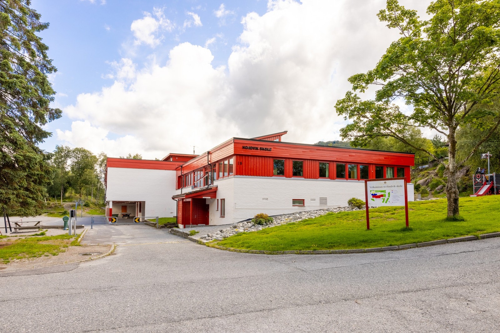 Hordvik skole ligger 10 min gange fra boligen. Galleribilde