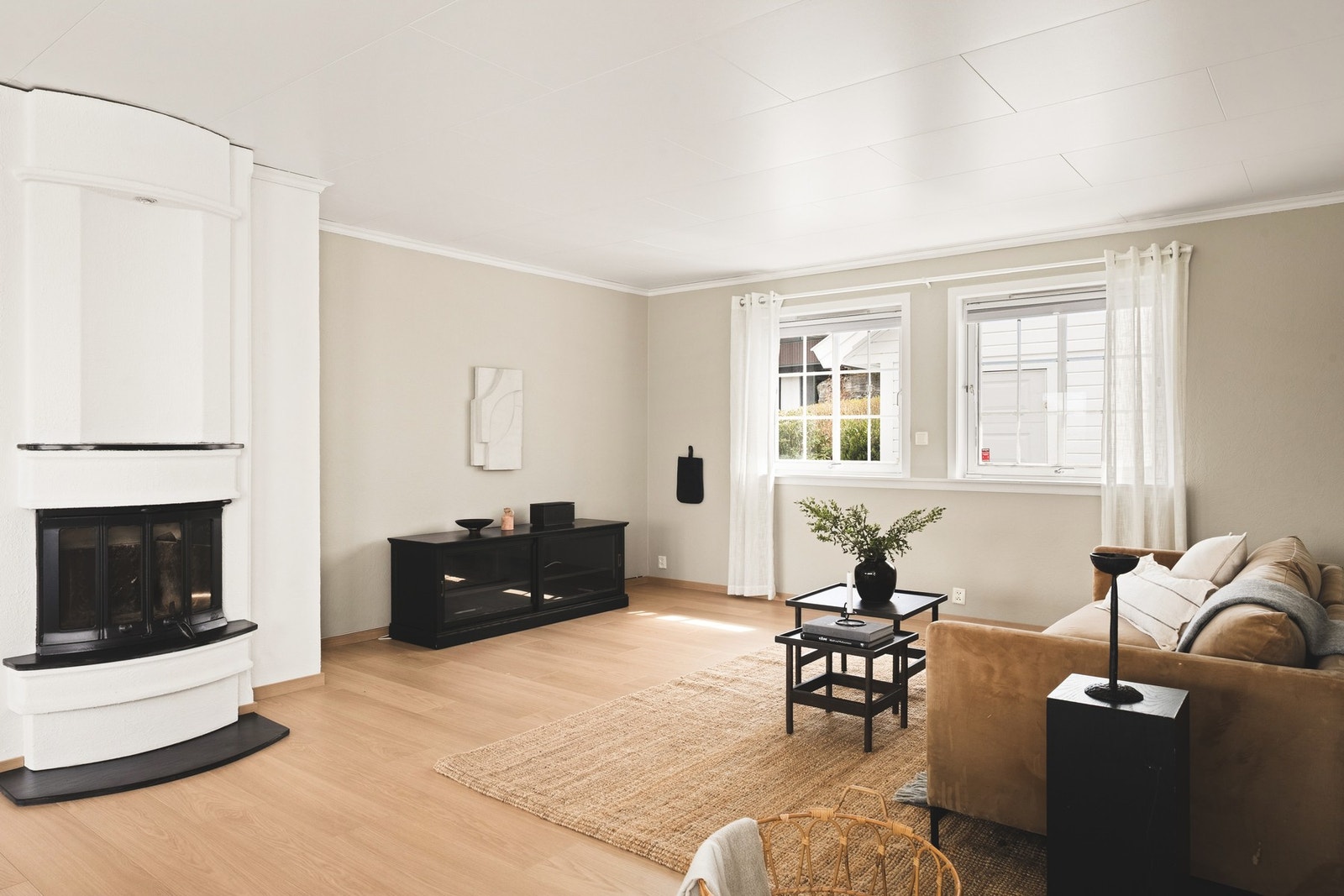 Herlig vedovn i stuen som både skaper hygge og gir god varme på kalde vinterdager. Galleribilde