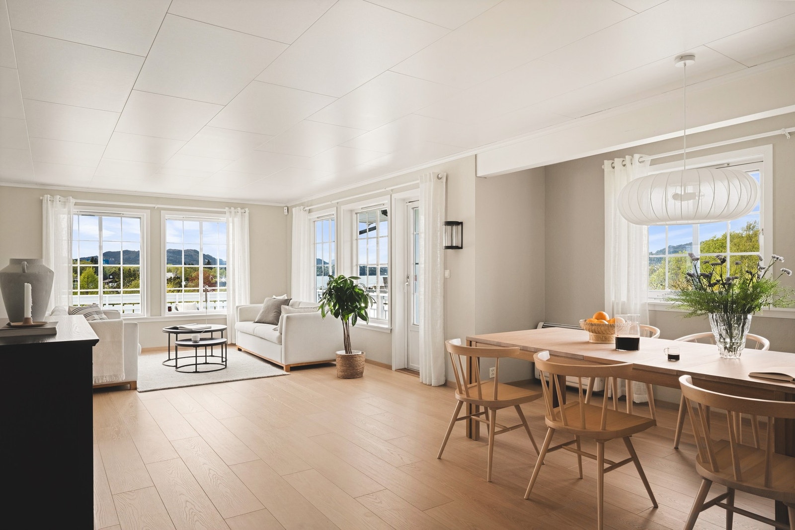 Eneboligen går over 3 plan med utleieleilighet i underetasjen. Galleribilde