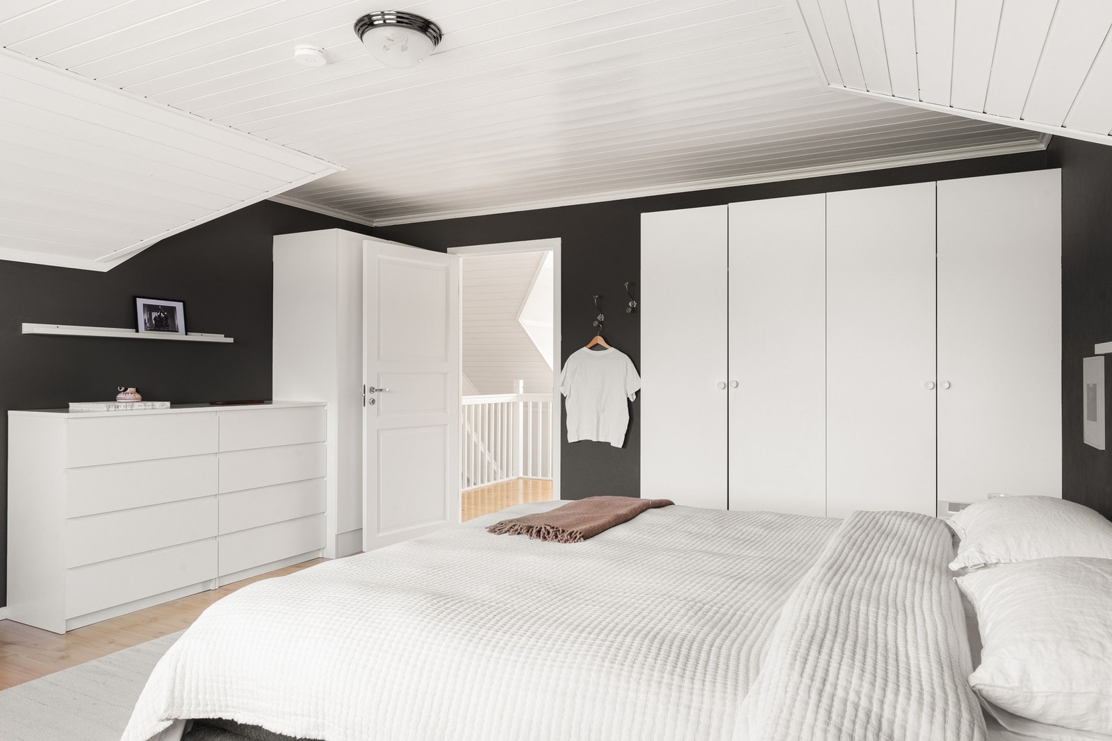 Her er det god plass til dobbeltseng, rikelig med garderobe og tilhørende møblement. Galleribilde