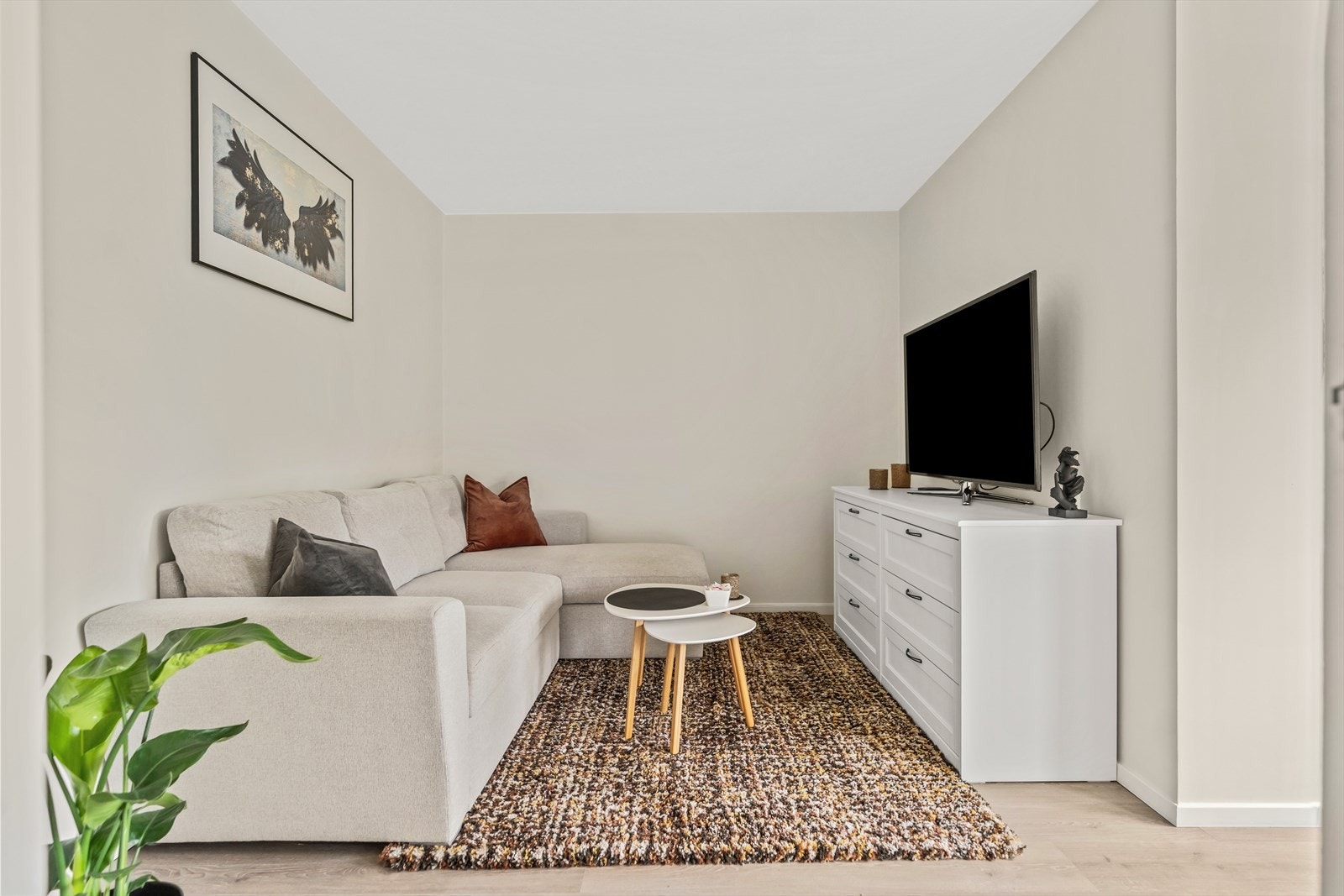 Stuen er i åpen løsning mot kjøkkenet. Det er plass til sofa, tv-møbel, samt spiseplass. Galleribilde
