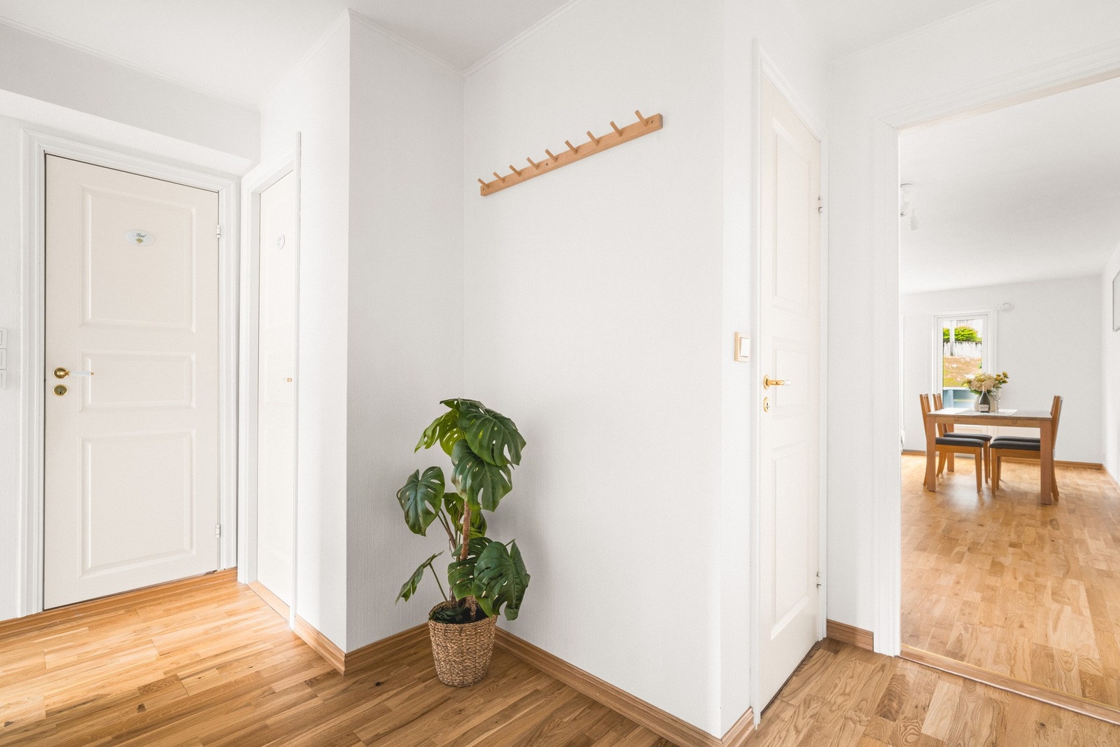 Her deles leiligheten inn i ulike soner med atkomst til alle rom Galleribilde