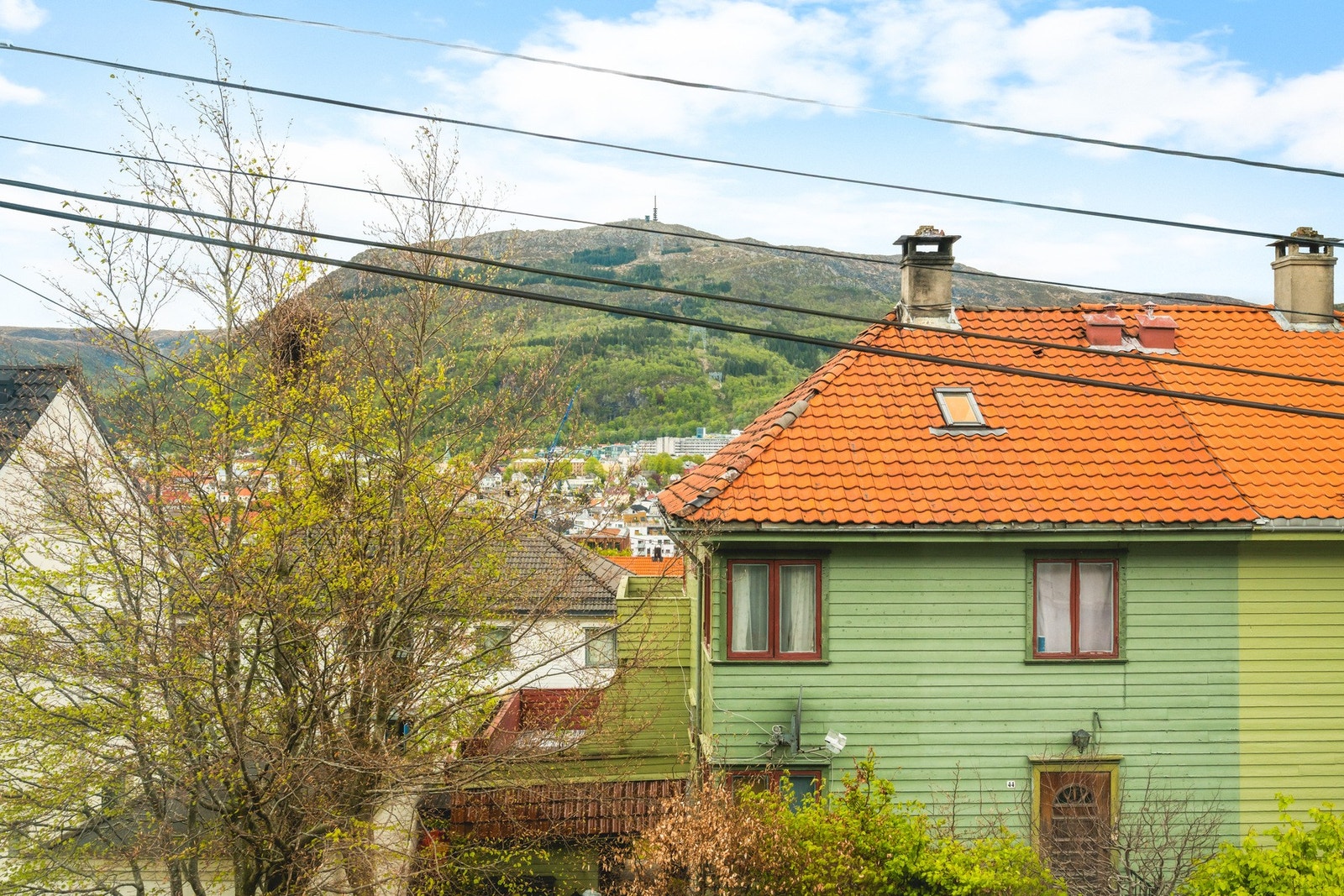 Her bor du i fine omgivelser med flott utsikt mot nærområdet, Bergen sentrum og Ulriken Galleribilde
