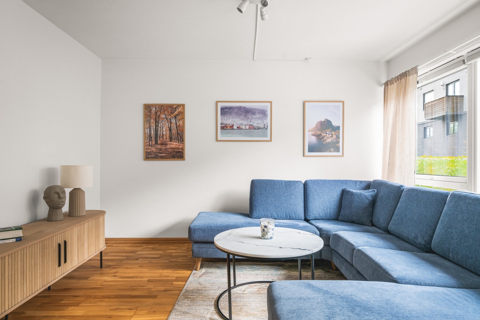 Her kan du innrede med en stor sofagruppe, sofabord og mediemøblement Galleribilde