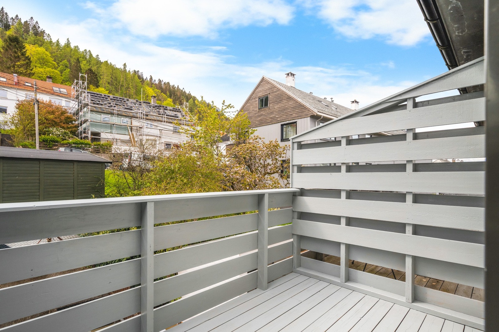 Fra stuen har du atkomst til en balkong på 5,4 kvm Galleribilde