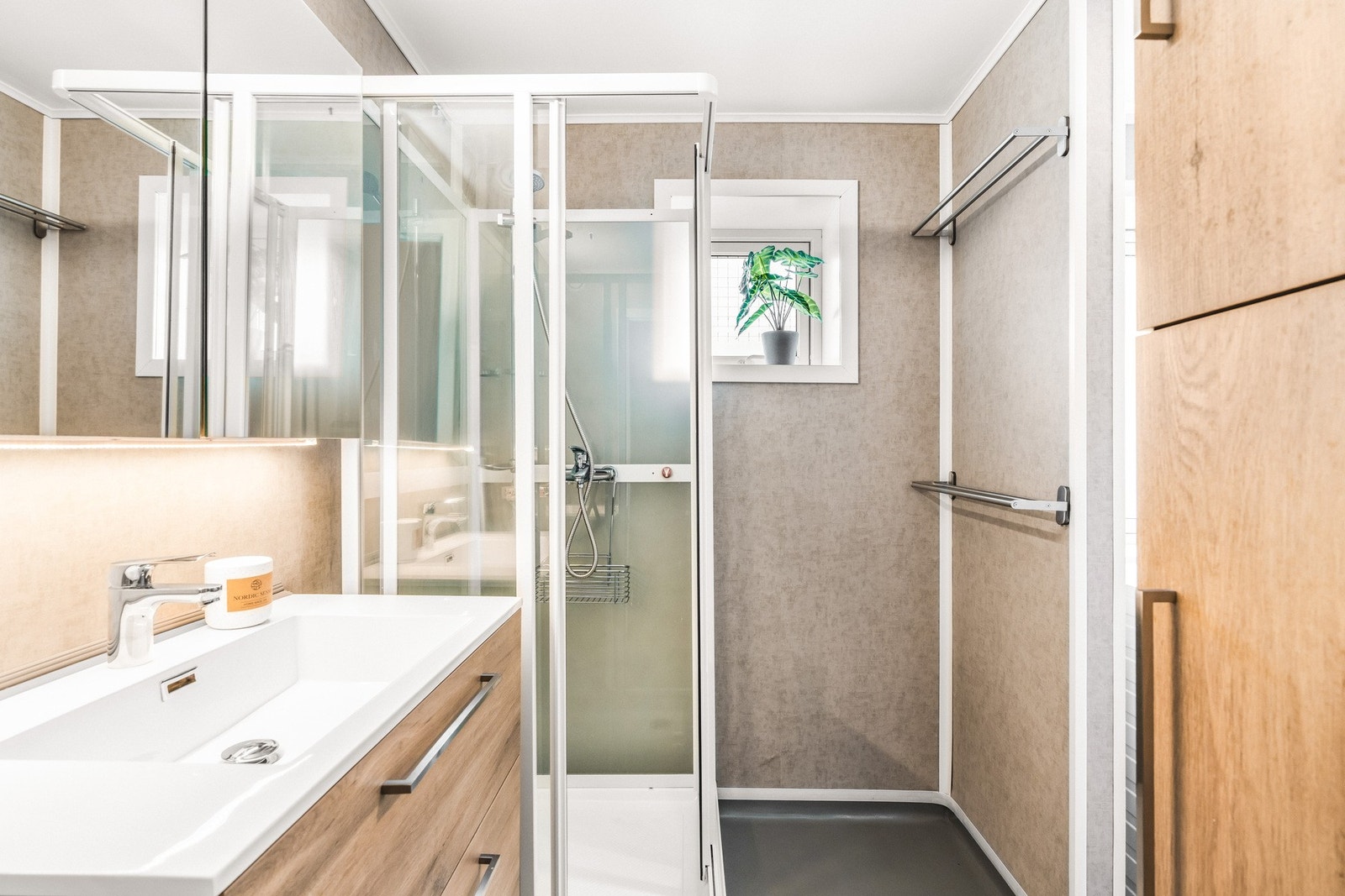 Badet måler 5,2 kvm og har gulvbelegg med varmekabler Galleribilde