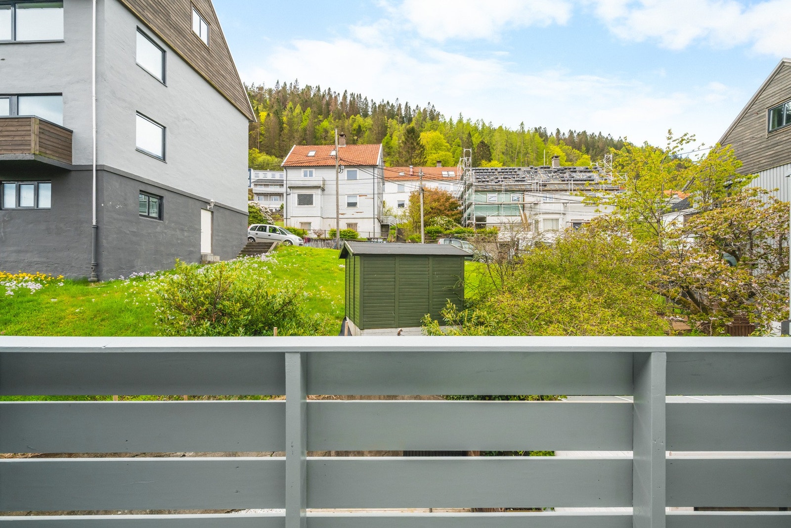 Balkongen er vestvendt og har en pen utsikt mot Løvstakken Galleribilde