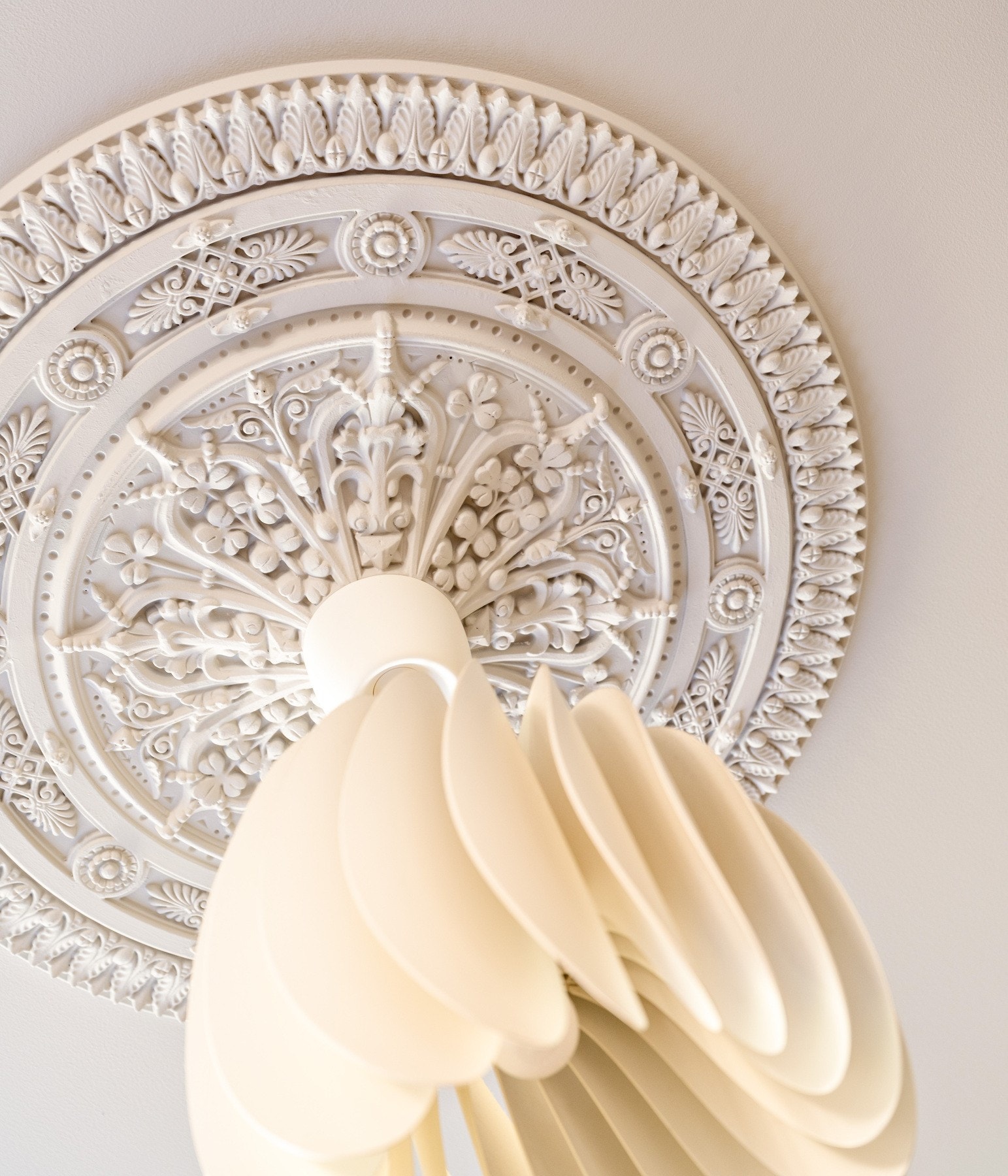 I leiligheten er det vakre detaljer som takrosett og delikate fargevalg. Galleribilde