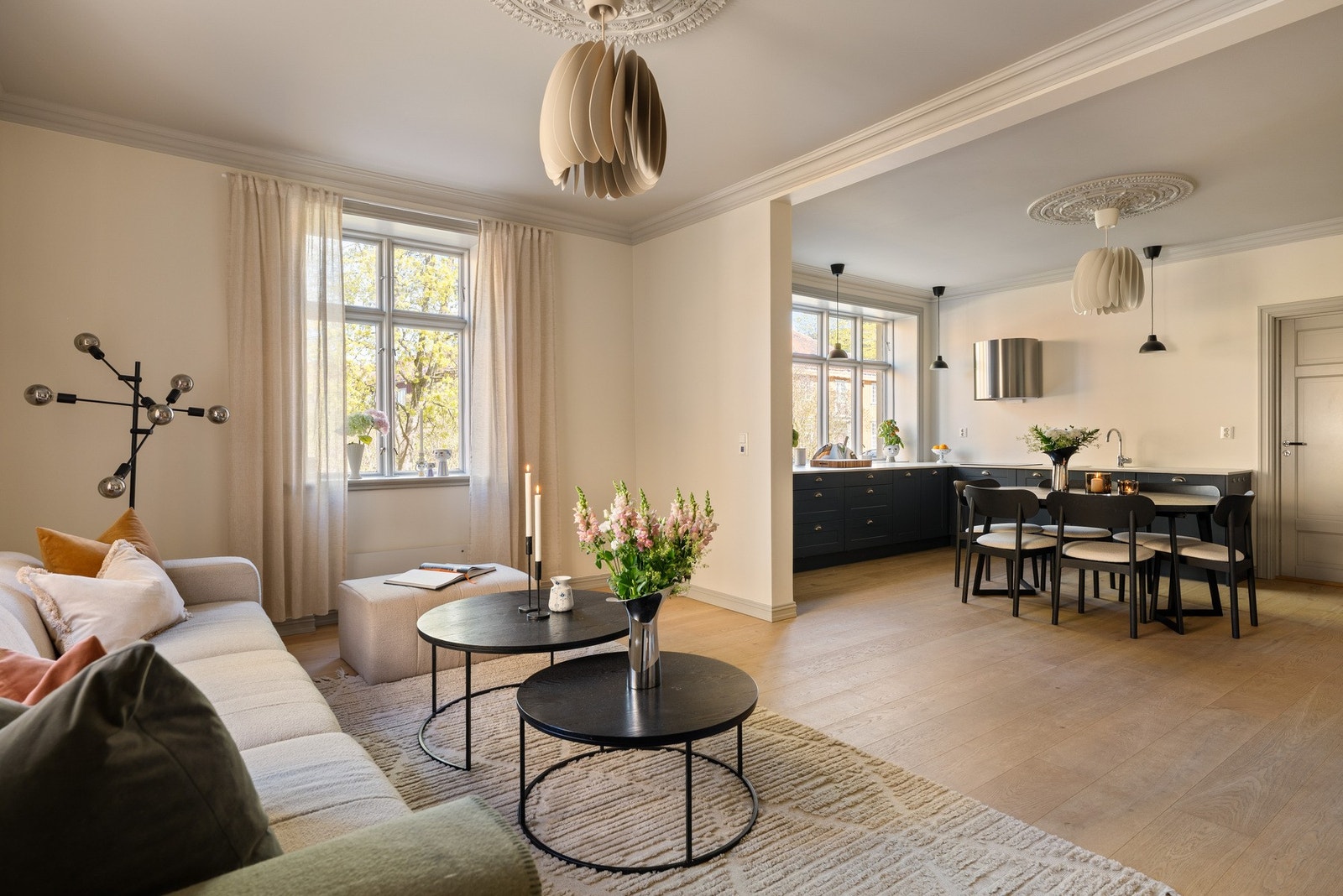 Stuen er et romslig og elegant oppholdsrom med rikelig plass til møblering av både sofagruppe og tilhørende møblement. Galleribilde