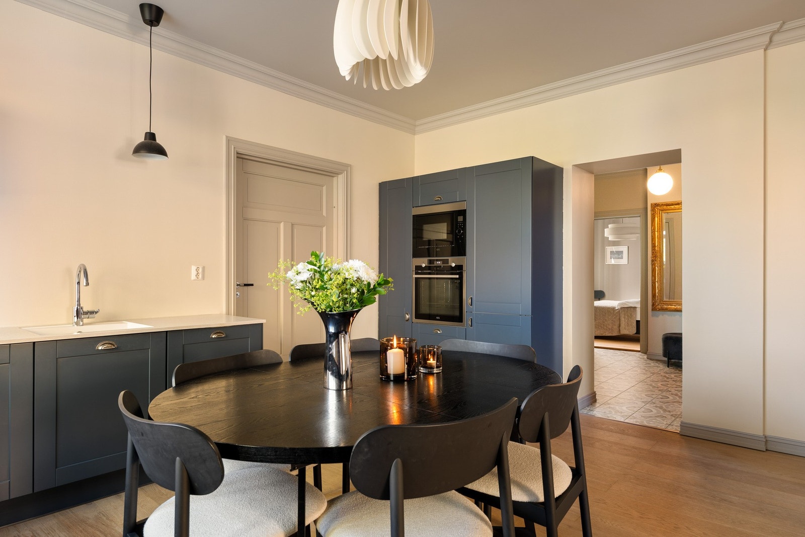 Kjøkkenet fremstår som moderne, stilrent og funksjonelt med delikate fargevalg og gjennomførte materialvalg. Galleribilde