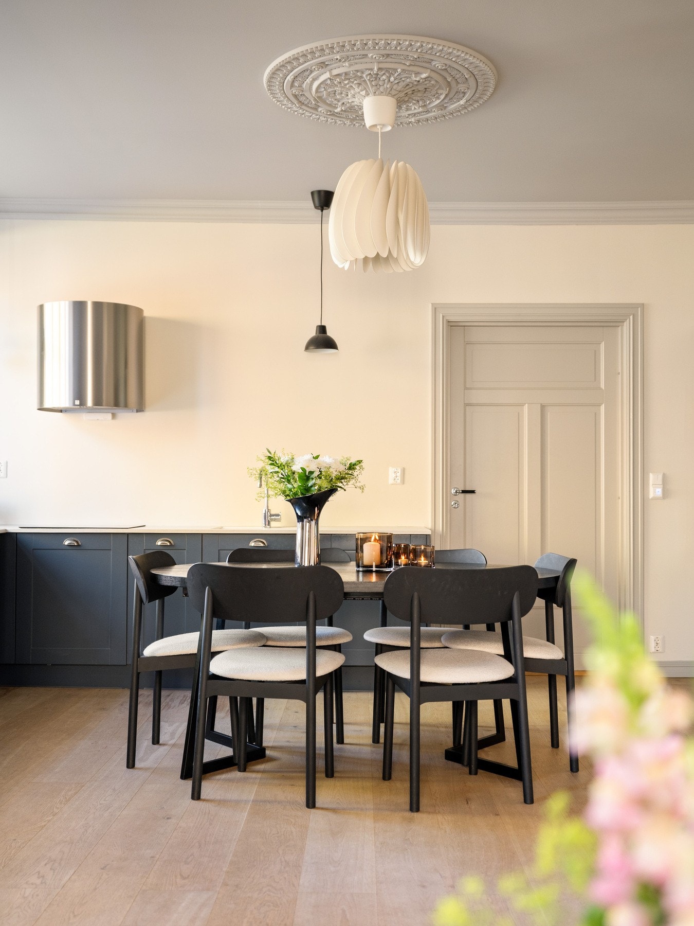 Kjøkkenet er på hele 20,2 kvm. Her får man plass til et stort spisebord hvor man kan samle familie og venner. Galleribilde