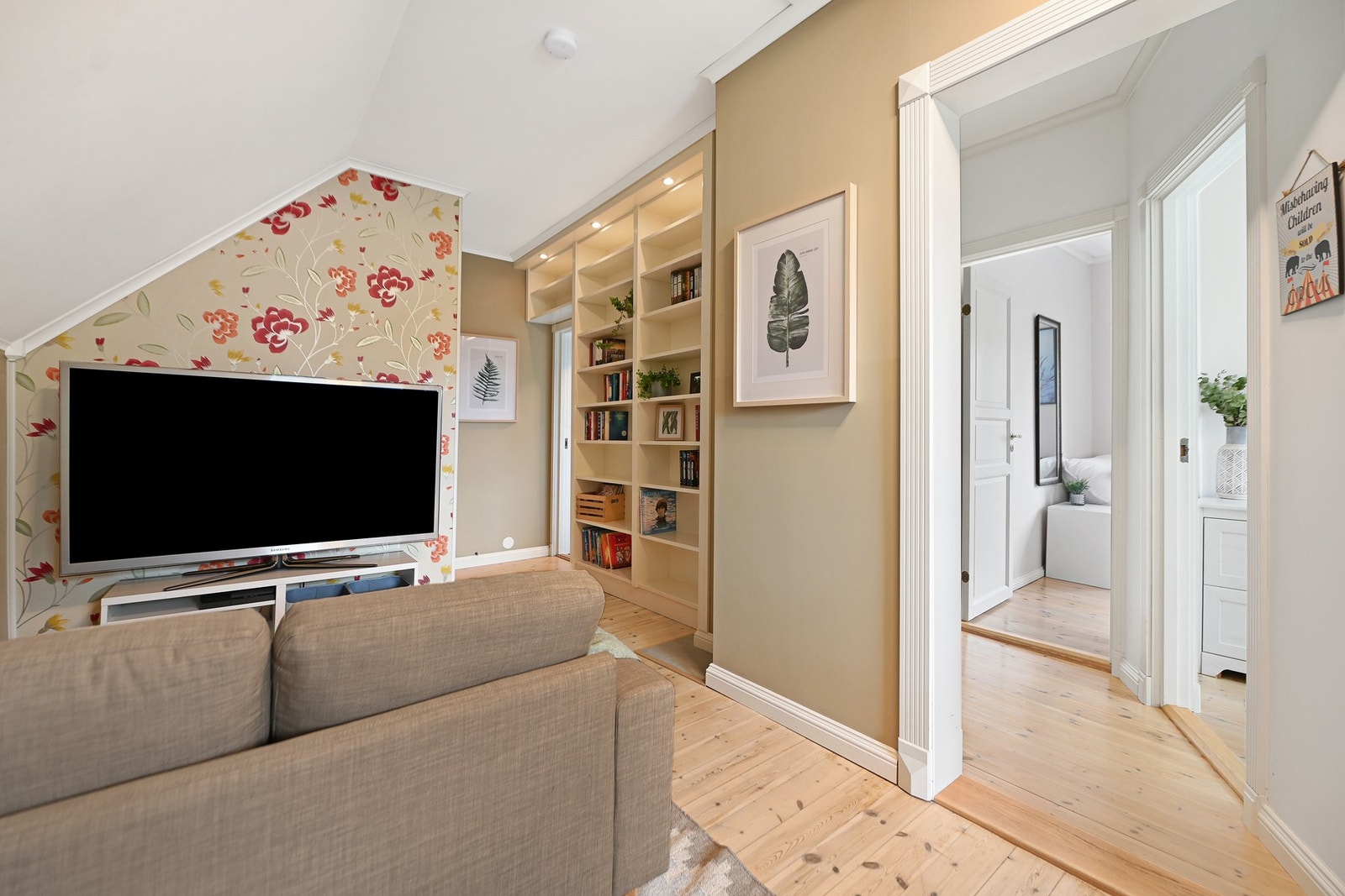 Her møter du en sjarmerende stue, perfekt for husets barn med sofa og TV - eller som hjemmekontor. Galleribilde