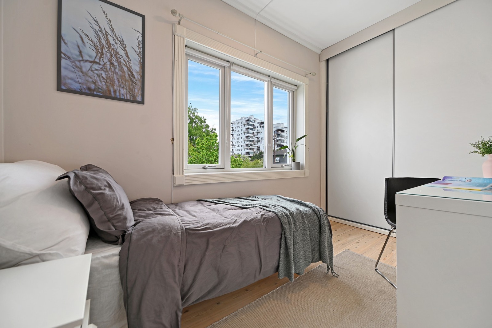 Det er to mindre soverom, det ene har skyvedørsgarderobe. Galleribilde