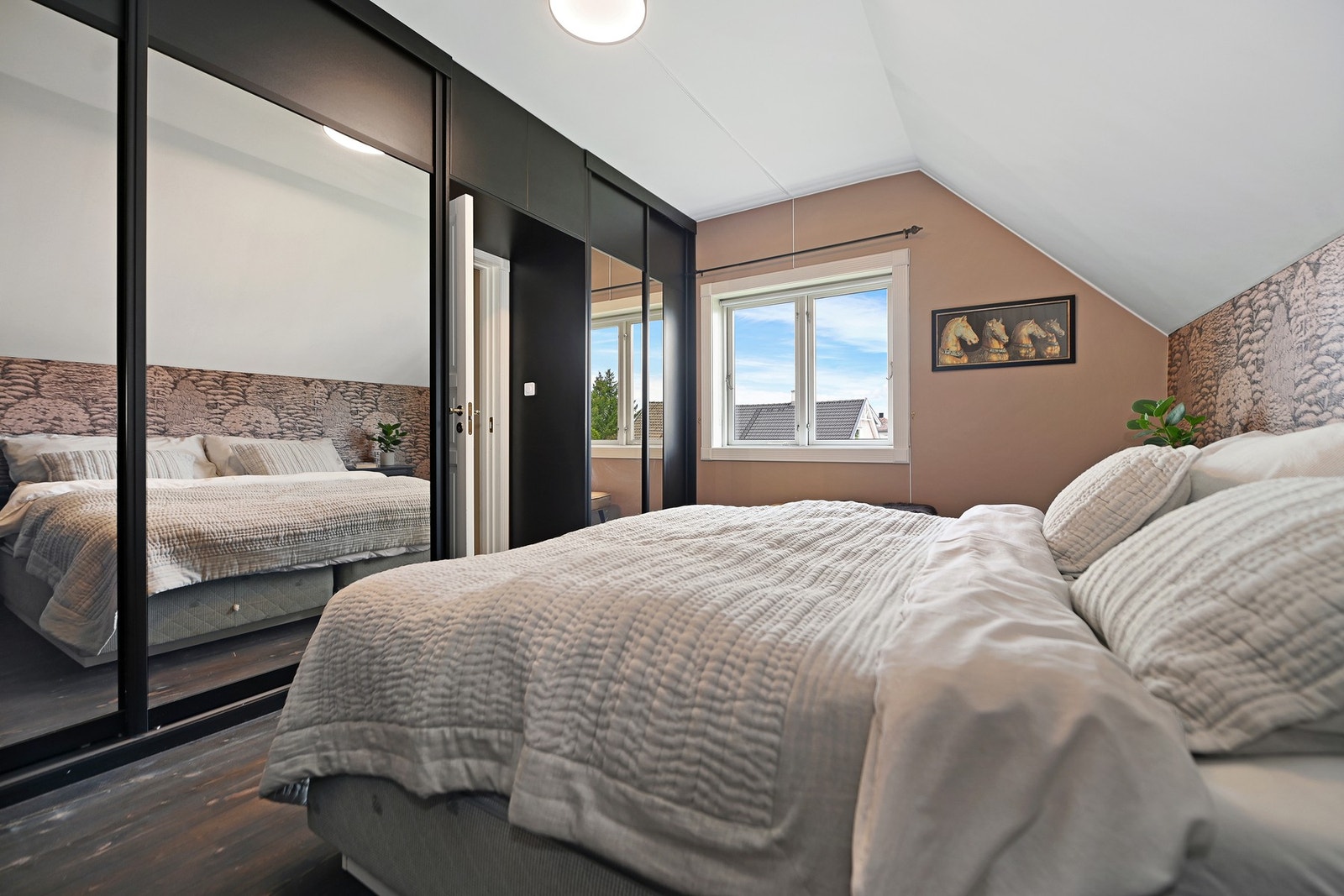Hovedsoverommet har flott tapetsert endevegg, god plass til dobbeltseng og det er stor skyvedørsgarderobe. Galleribilde