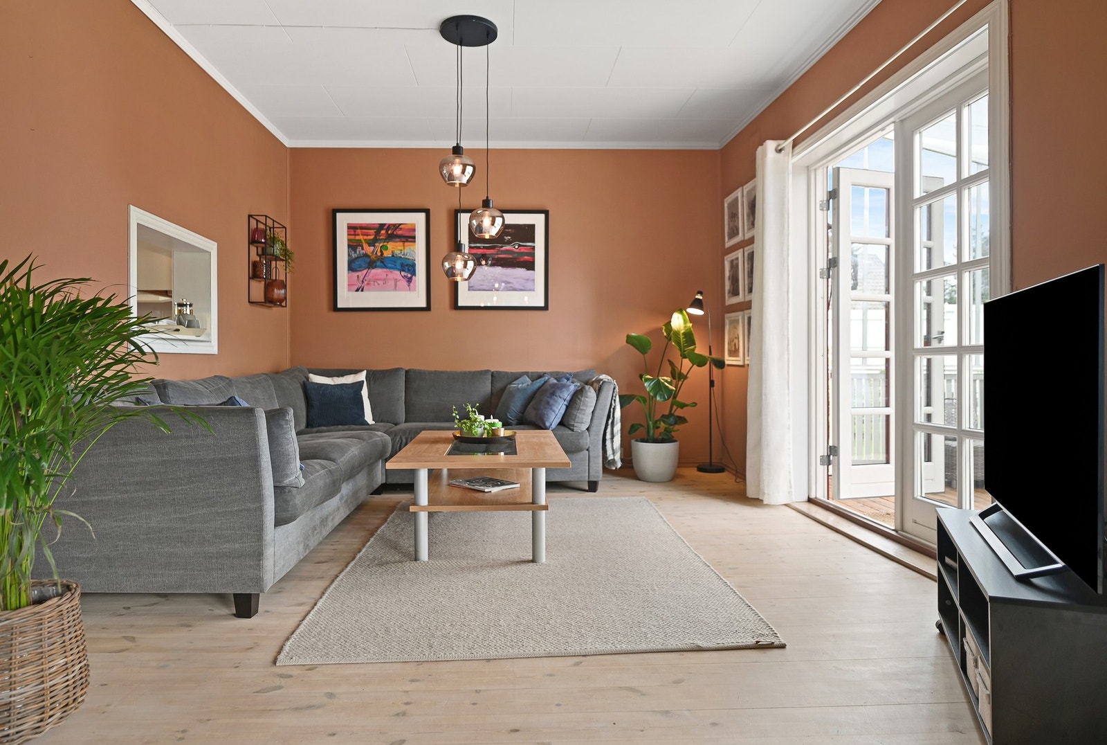 Tregulvet spiller vakkert sammen med listverket og de store vindusflatene, som slipper inn rikelig med lys Galleribilde