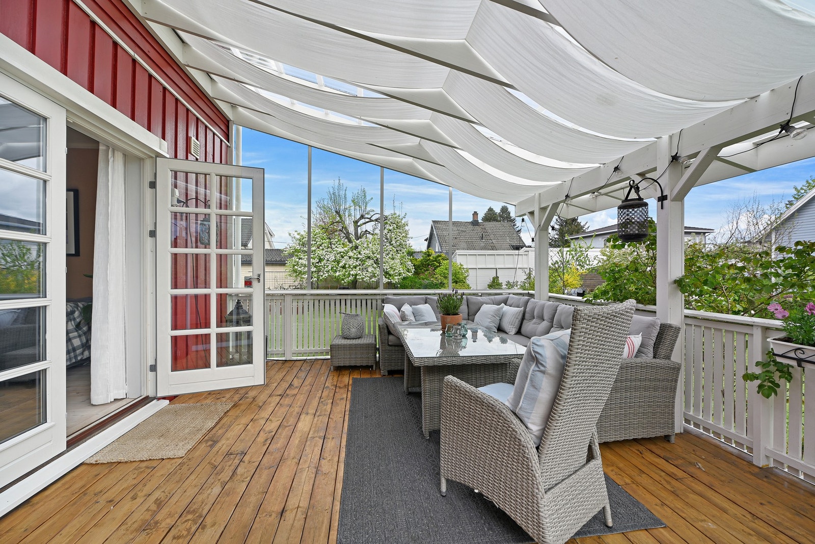 Fra stuen går man videre gjennom hagestuen og ut til en stor terrasse, med trapp videre ned til hagen. Galleribilde