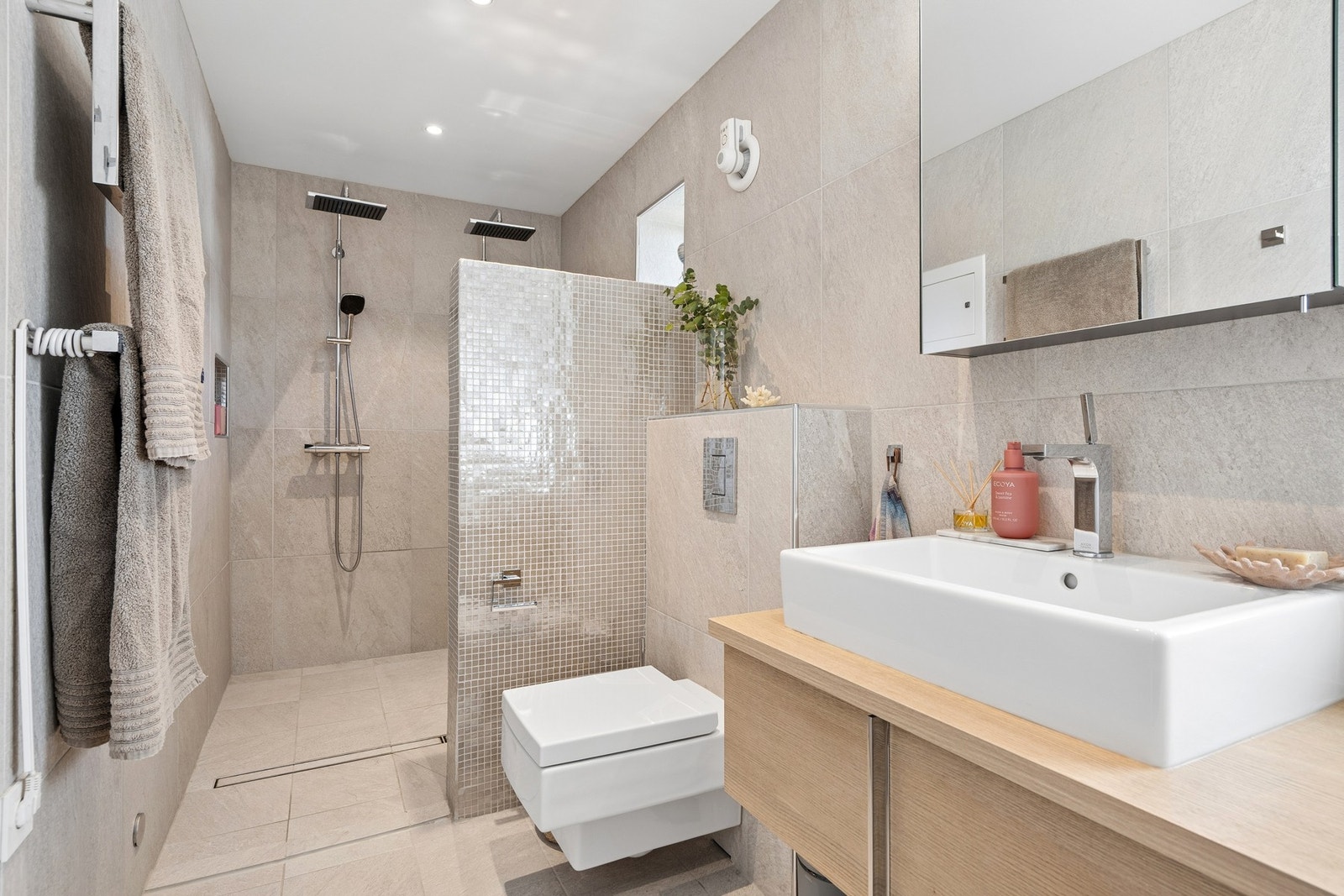 Badet tilknyttet hovedsoverommet er utstyrt med dobbel regnfallsdusj og vegghengt toalett. Galleribilde