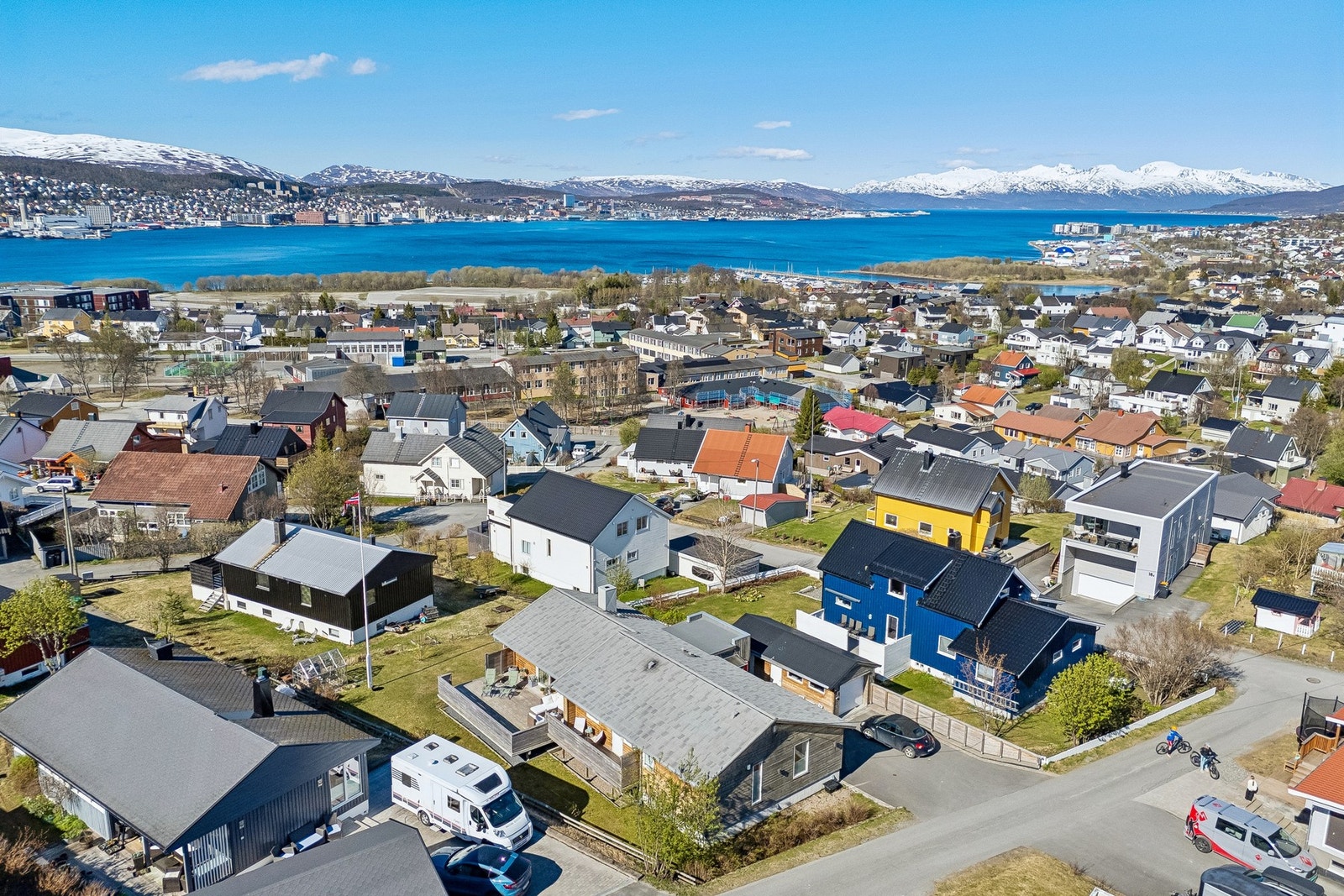 Fra Lyngøyvegen er det kort vei til servicetilbud som Eurospar, kun tre minutters gange unna. Galleribilde