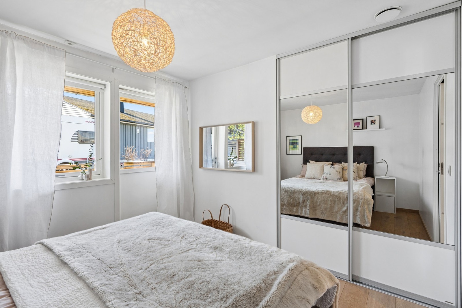 En stor skyvedørsgarderobe med speilfronter, gir rikelig med oppbevaringsplass. Galleribilde