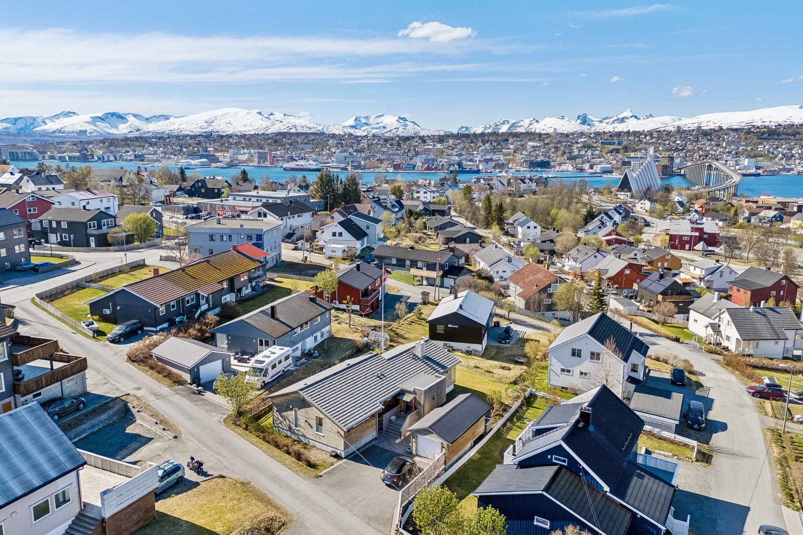 Eiendommen har en attraktiv og praktisk beliggenhet i Tromsdalen, med nærhet til både natur og byliv. Galleribilde