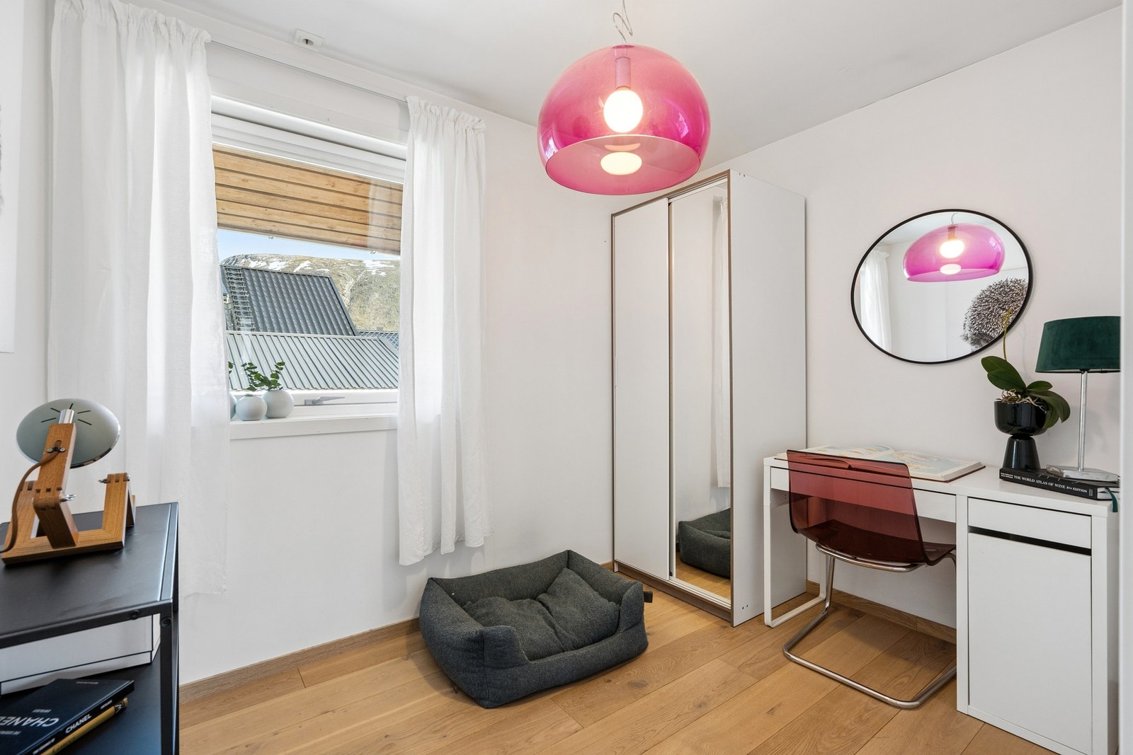 Et av de fire soverommene på hovedplanet, ideelt som barnerom eller kontor. Galleribilde