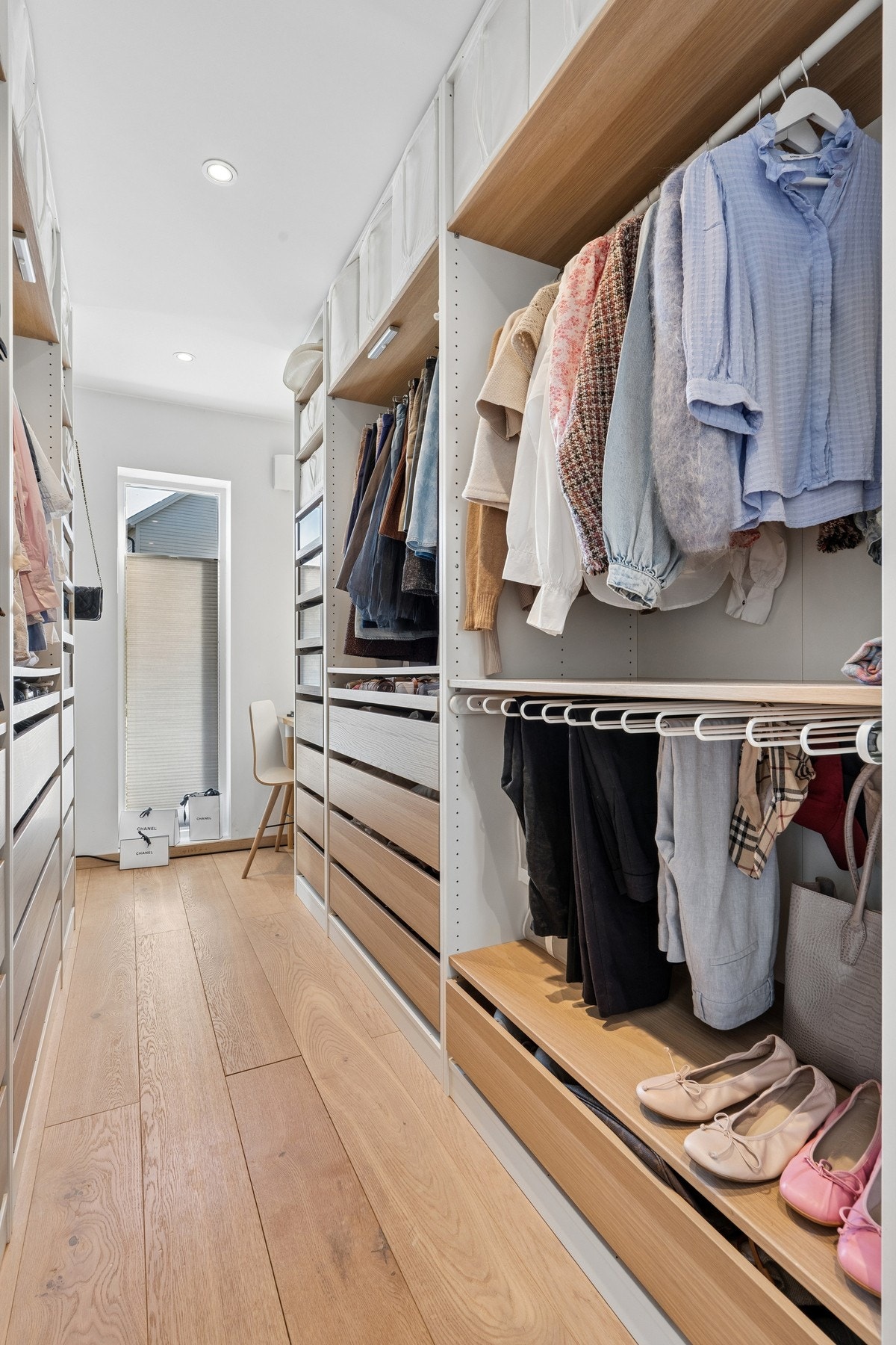 Boligen er arkitekttegnet med gjennomtenkte løsninger, som dette romslige walk-in-closet med skreddersydd innredning. Galleribilde