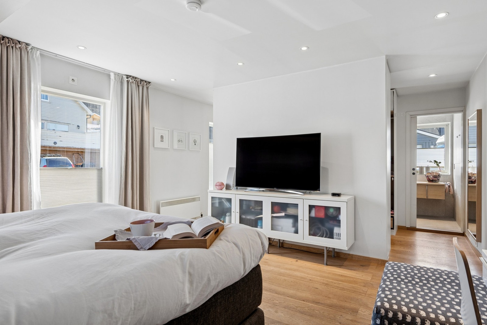 Fra hovedsoverommet er det direkte adkomst til et eget bad og et romslig walk-in-closet. Galleribilde