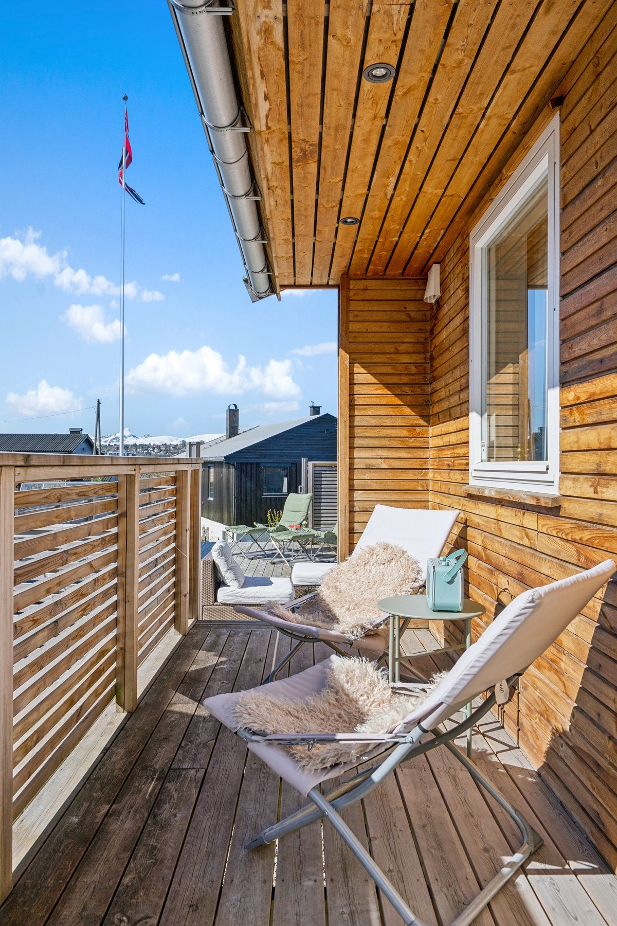 En privat veranda med plass til sittegruppe, tilknyttet ett av soverommene. Galleribilde