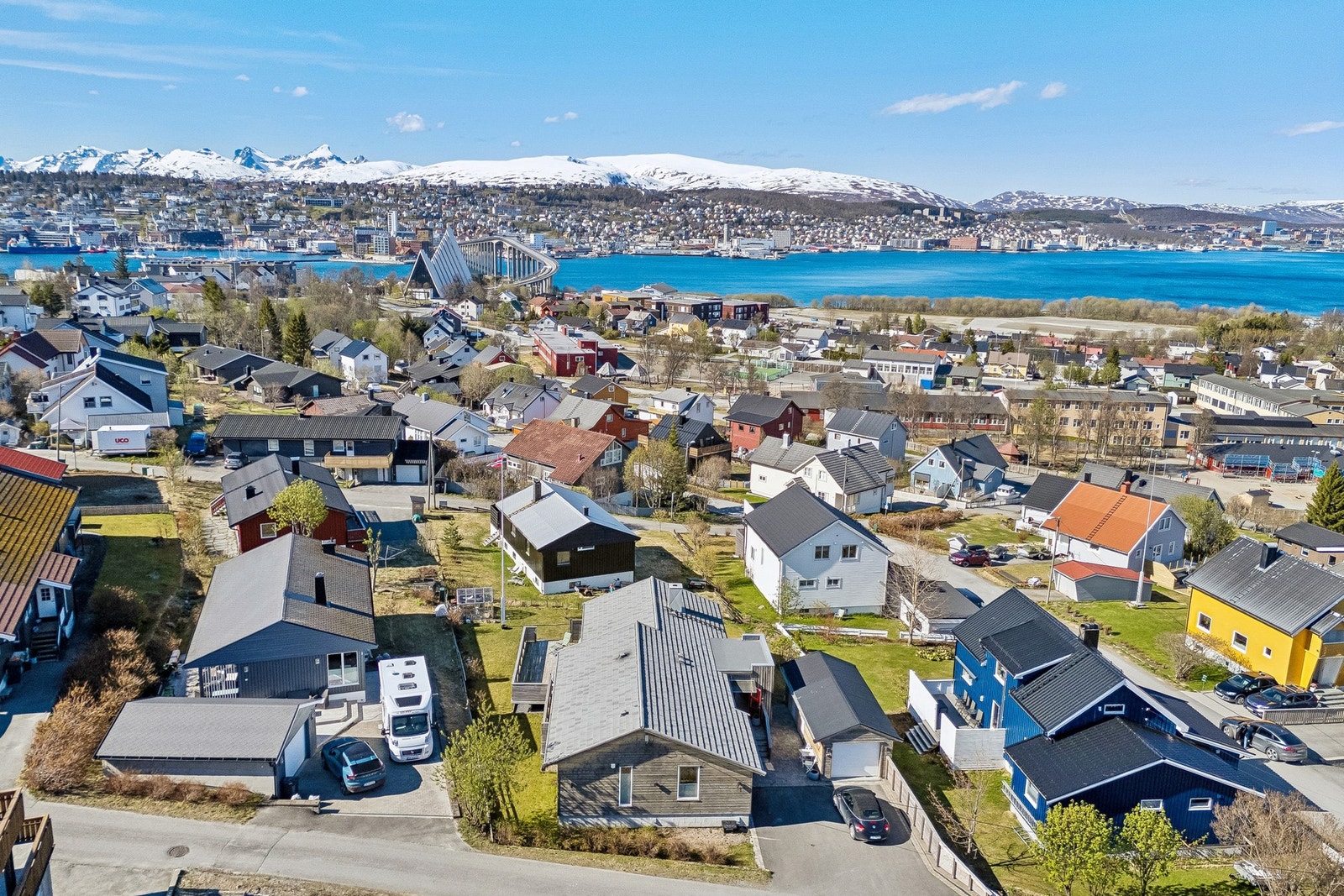 Gode bussforbindelser i nærheten sørger for enkel adkomst til Tromsø sentrum og andre bydeler. Galleribilde