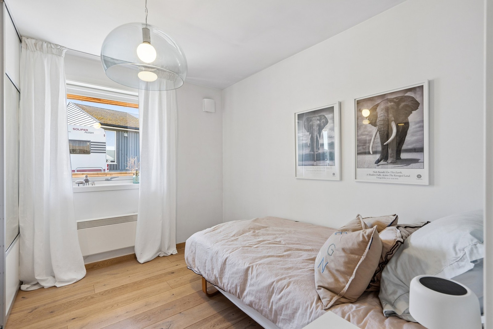 Boligen har fire soverom på hovedplanet, alle innredet i delikate fargevalg. Galleribilde
