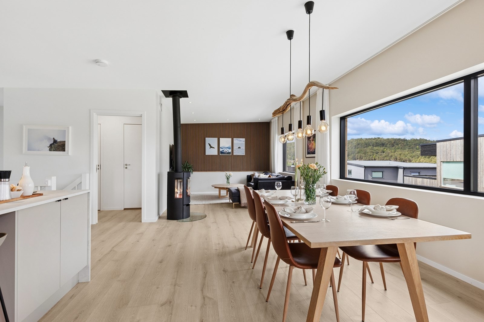 Det er god plass til stort spisebord Galleribilde