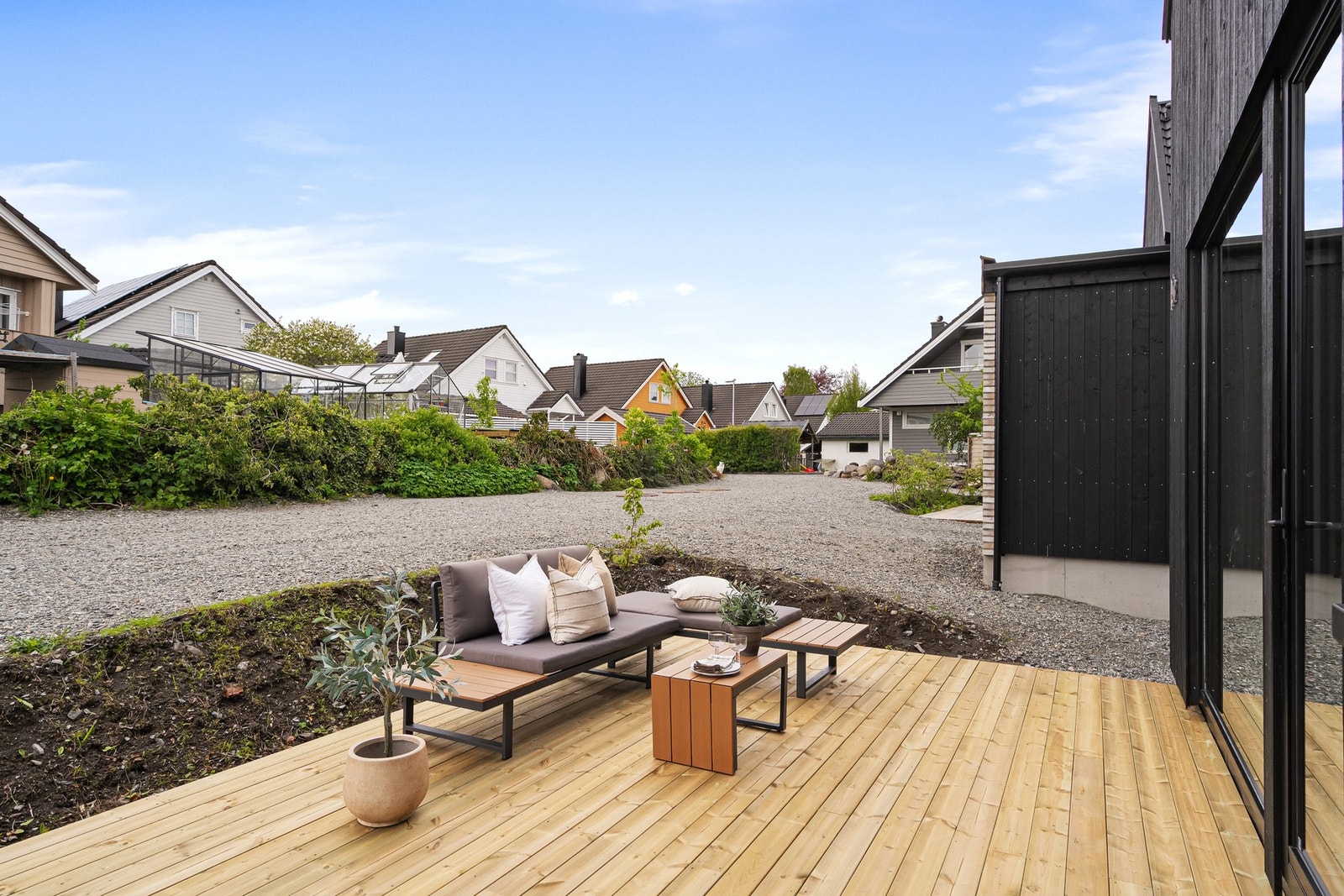 Vestvendt terrasse. Galleribilde