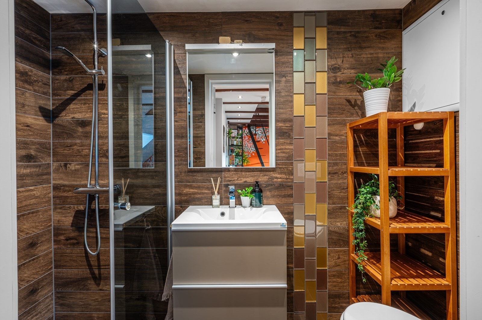 - Badet er helfliset og ble pusset opp i 2015 - Galleribilde