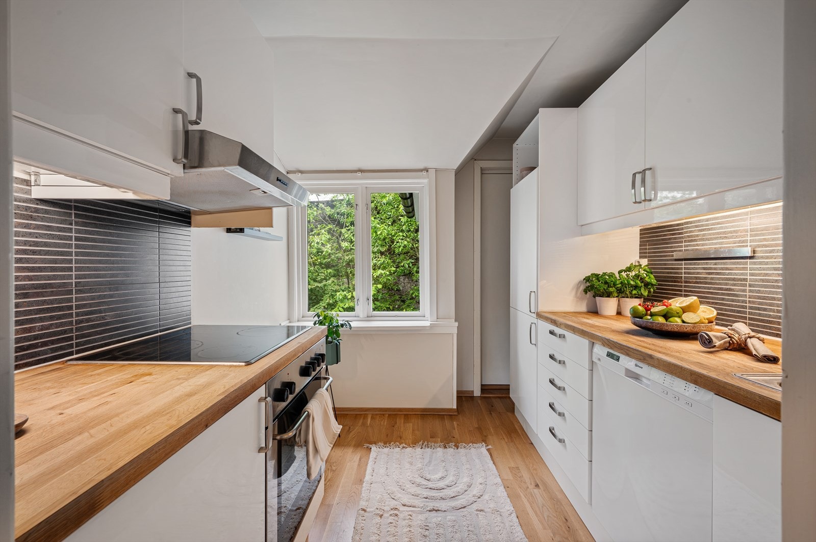 - Kjøkkenet måler 5,9m². Det er etablert lufteventiler på både kjøkken og soverom, noe som bidrar til bedre inneklima. - Galleribilde