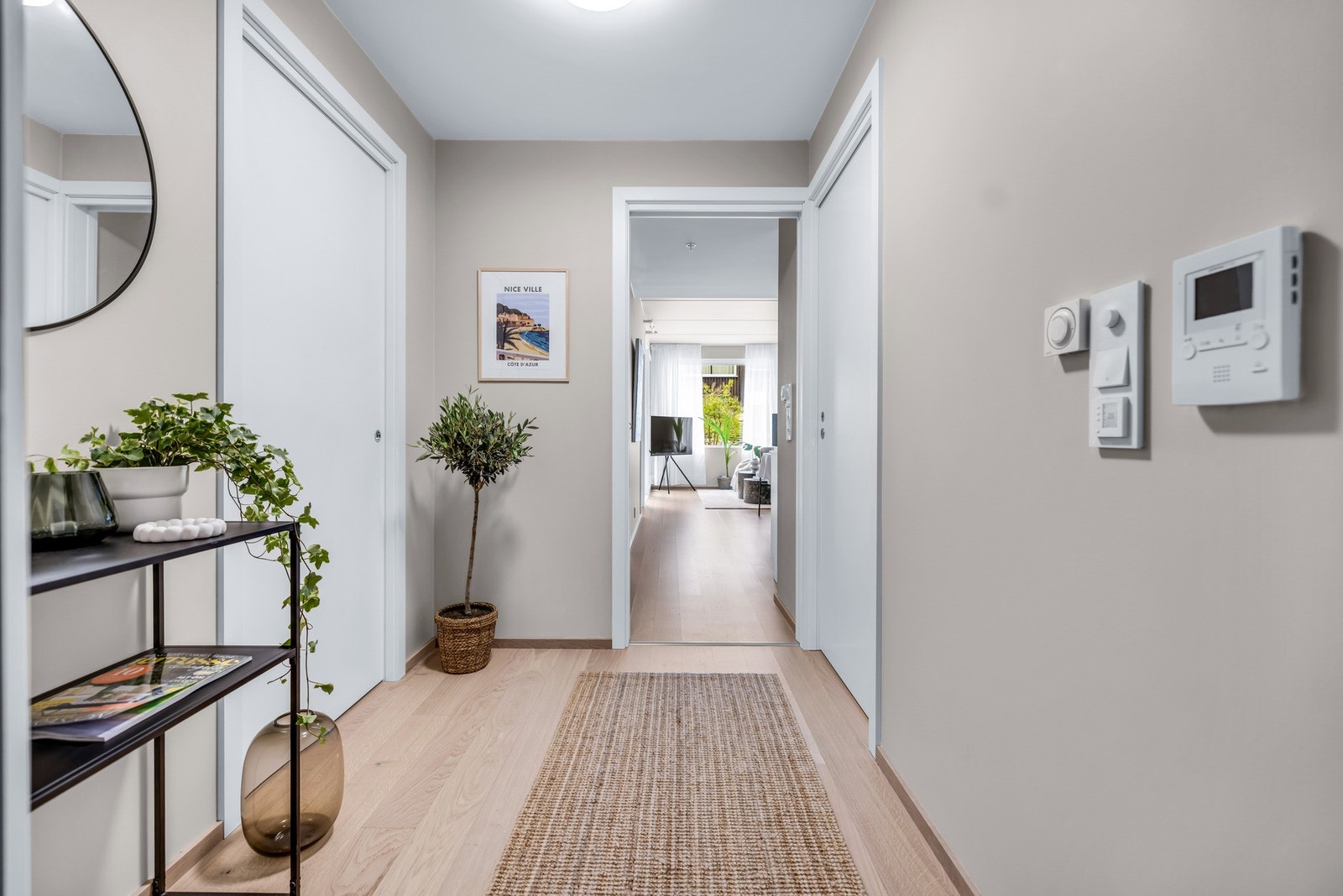 Leiligheten har et lyst inngangsparti som gir et godt førsteinntrykk av hva boligen har å by på. Galleribilde