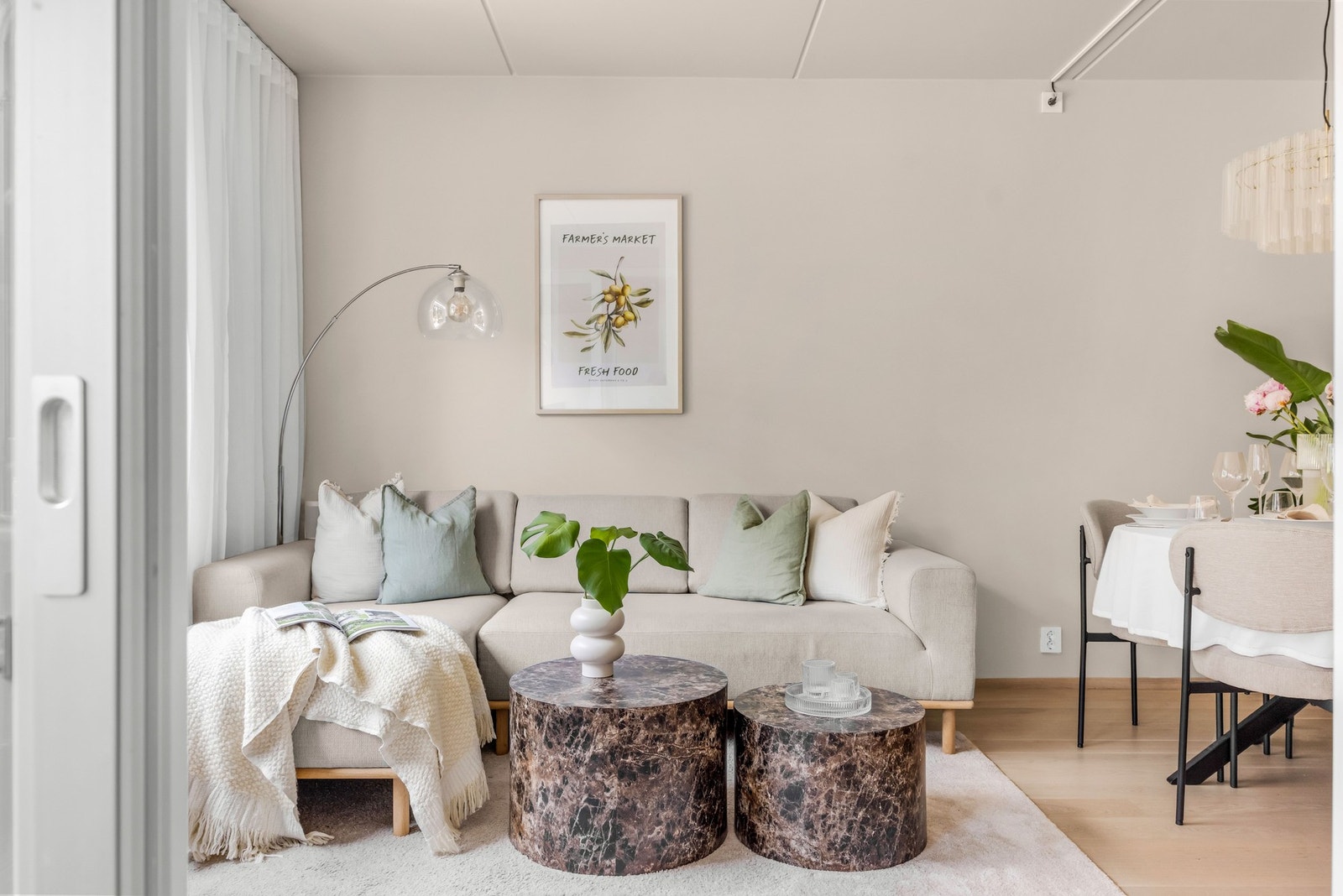 Her er det god plass til sofagruppe med øvrig møblement. Galleribilde