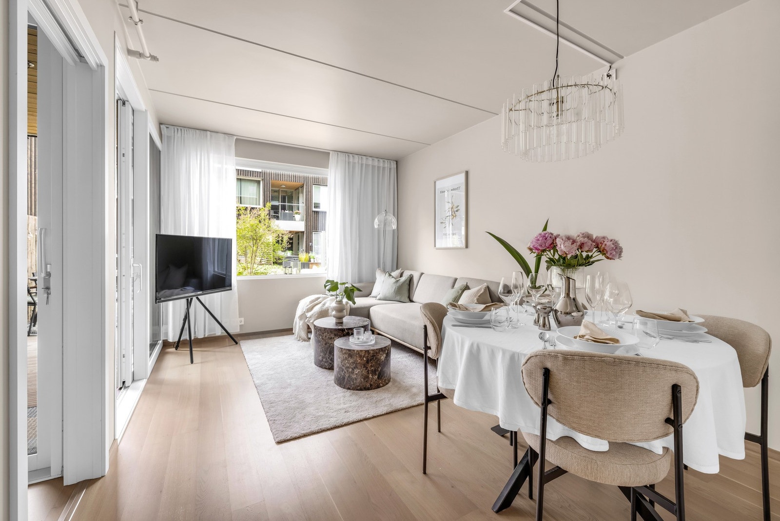 Leiligheten har en lys og luftig stue med store vindusflater og takhøyden er på ca. 2,60m. Galleribilde