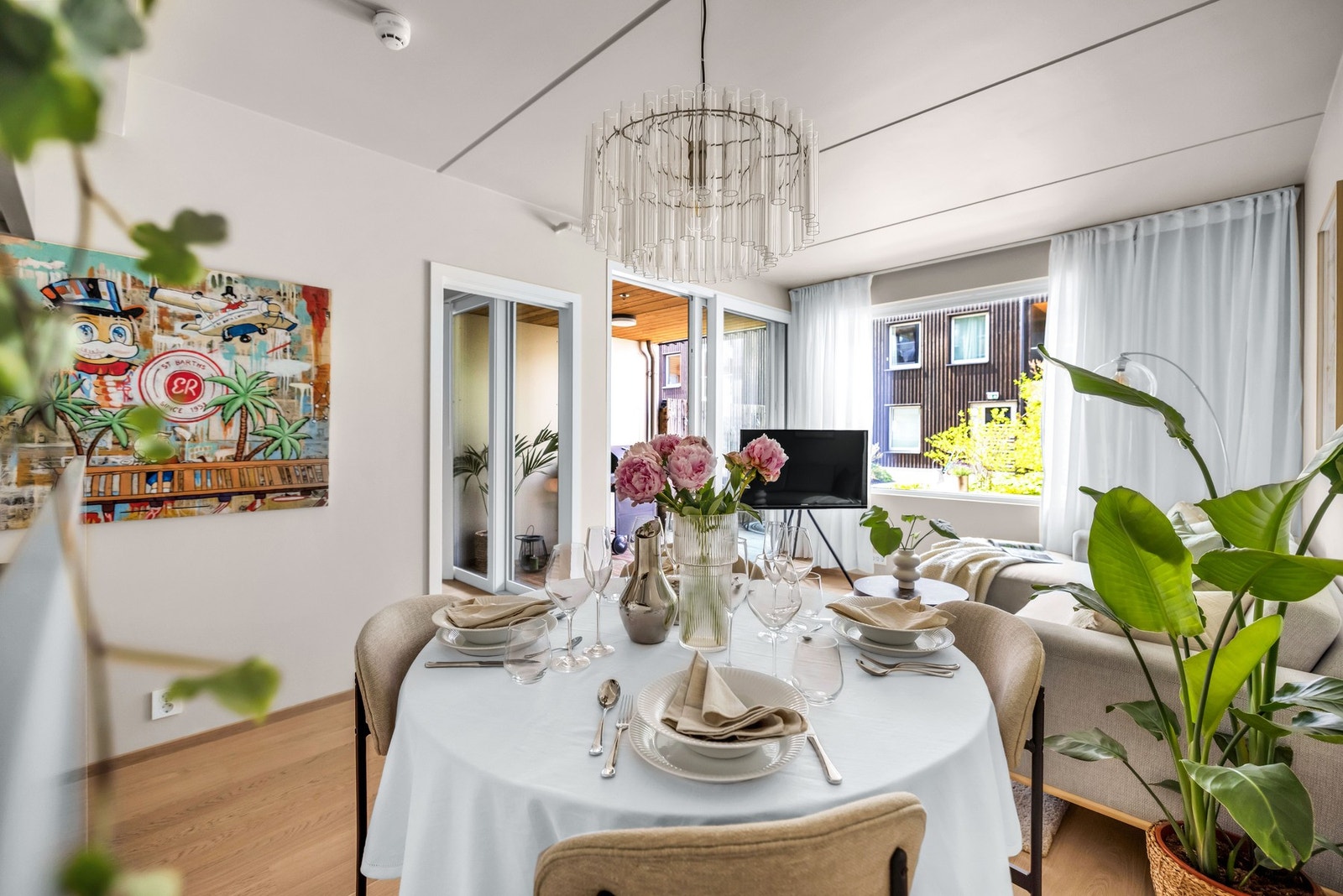 Stuens størrelse og utforming gjør det enkelt å innrede med flere ulike møbleringsoner. Galleribilde