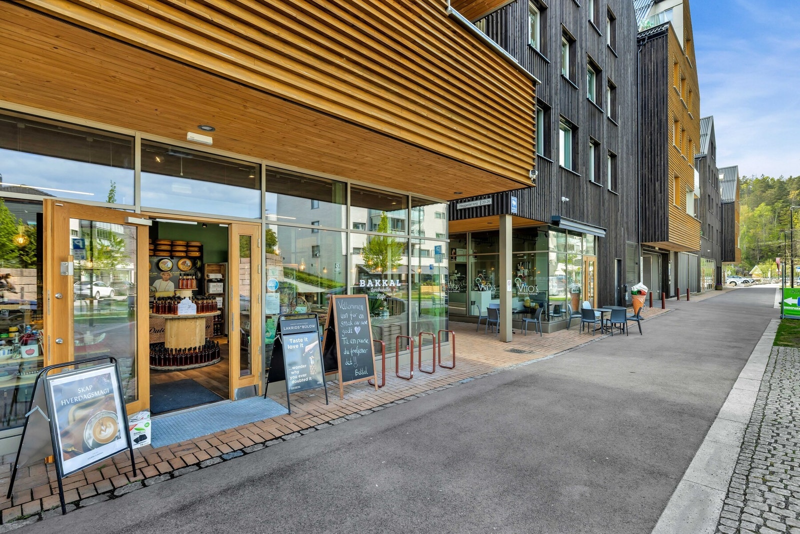 Område er godt utviklet med diverse butikker, resturanter og nisjebutikker. Galleribilde