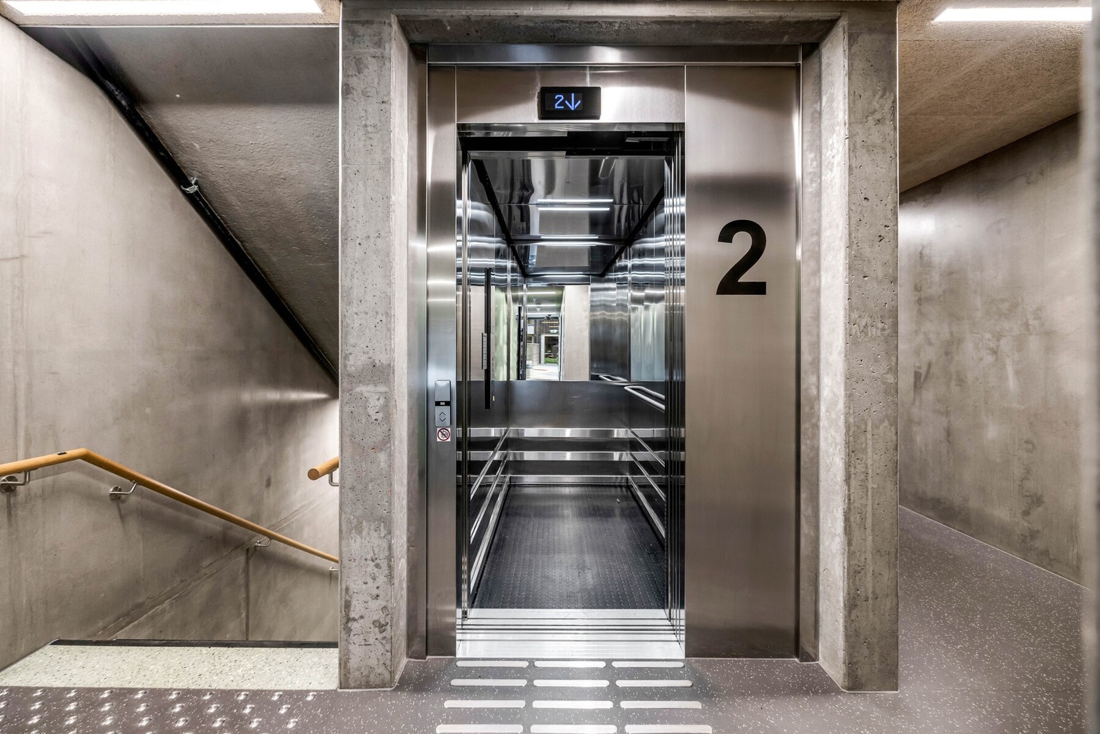 Det er adkomst via heis og trapp i bygget. Galleribilde