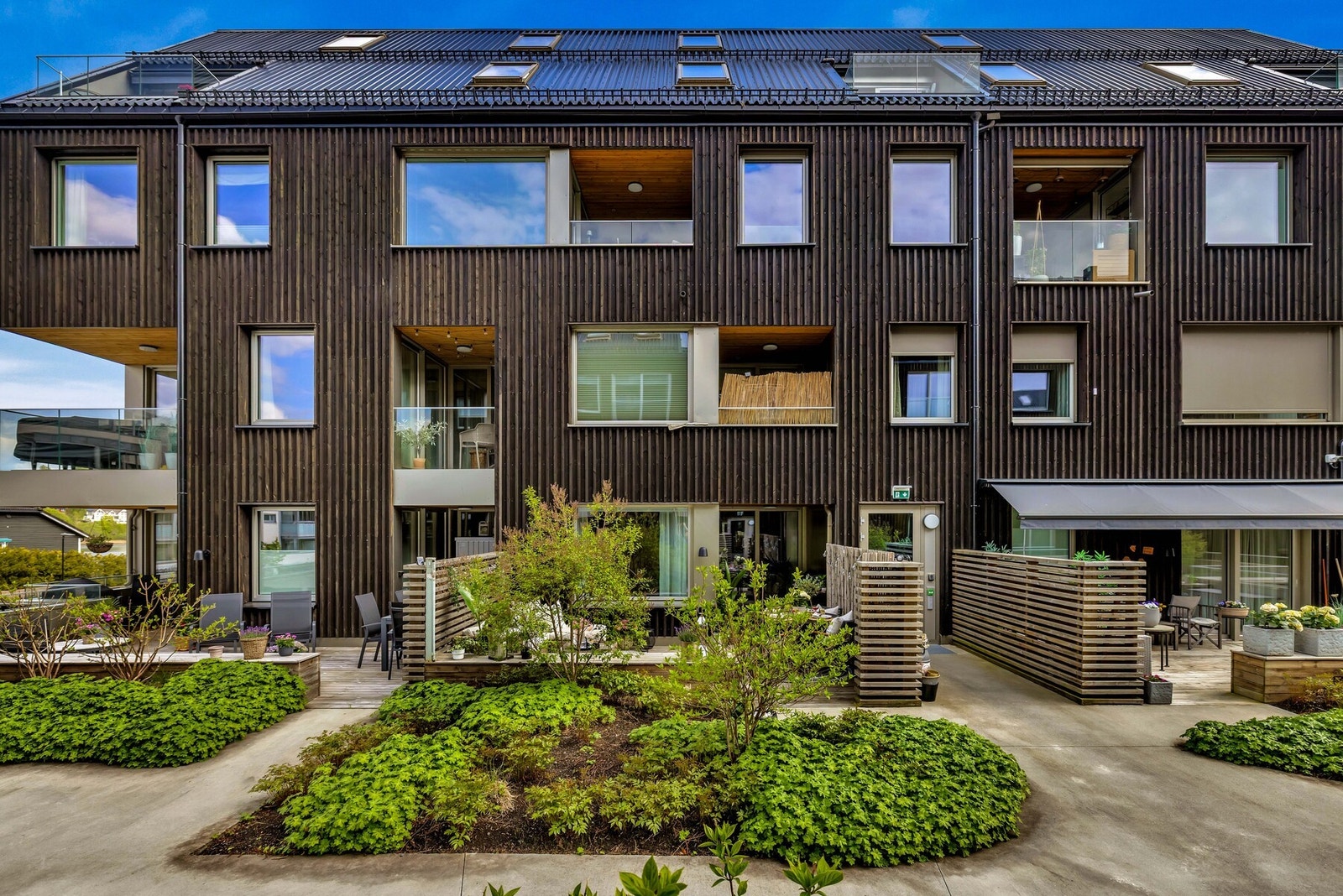Område utenfor den private terrassen er låst med port og er kun for beboerne. Galleribilde