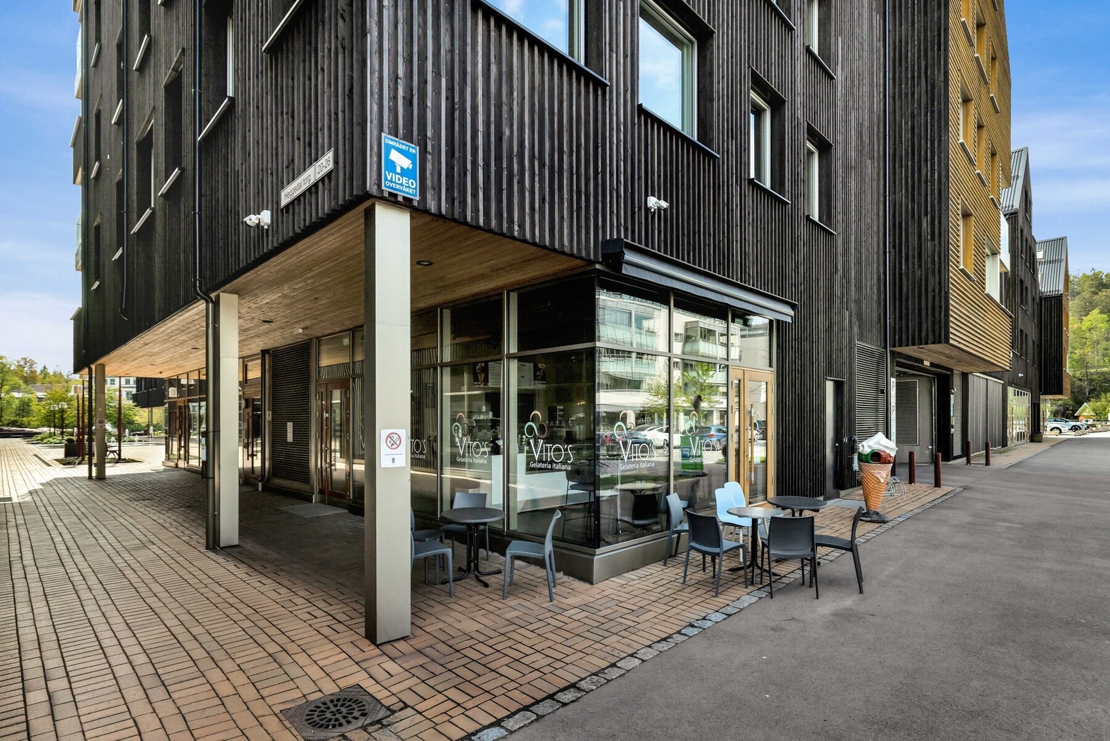 Vitos har blant annet en egen isbar her med italensk gelato. Galleribilde