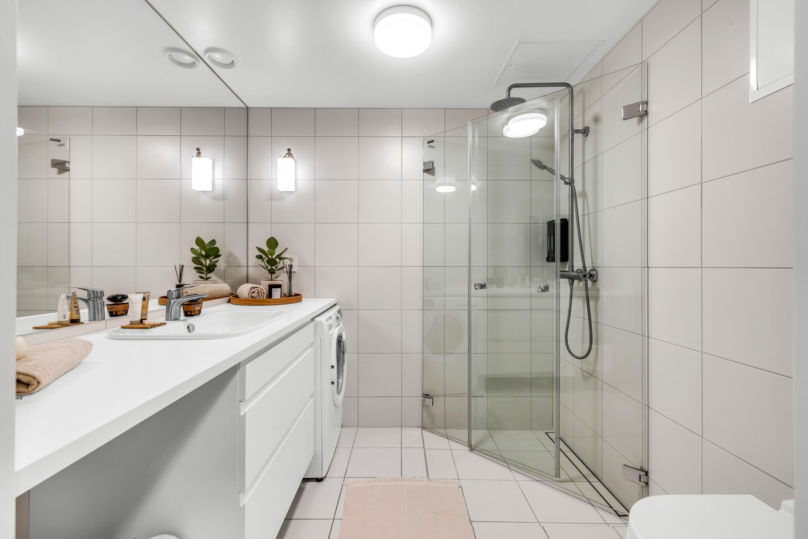 Moderne flislagt bad med behagelig gulvvarme. Galleribilde