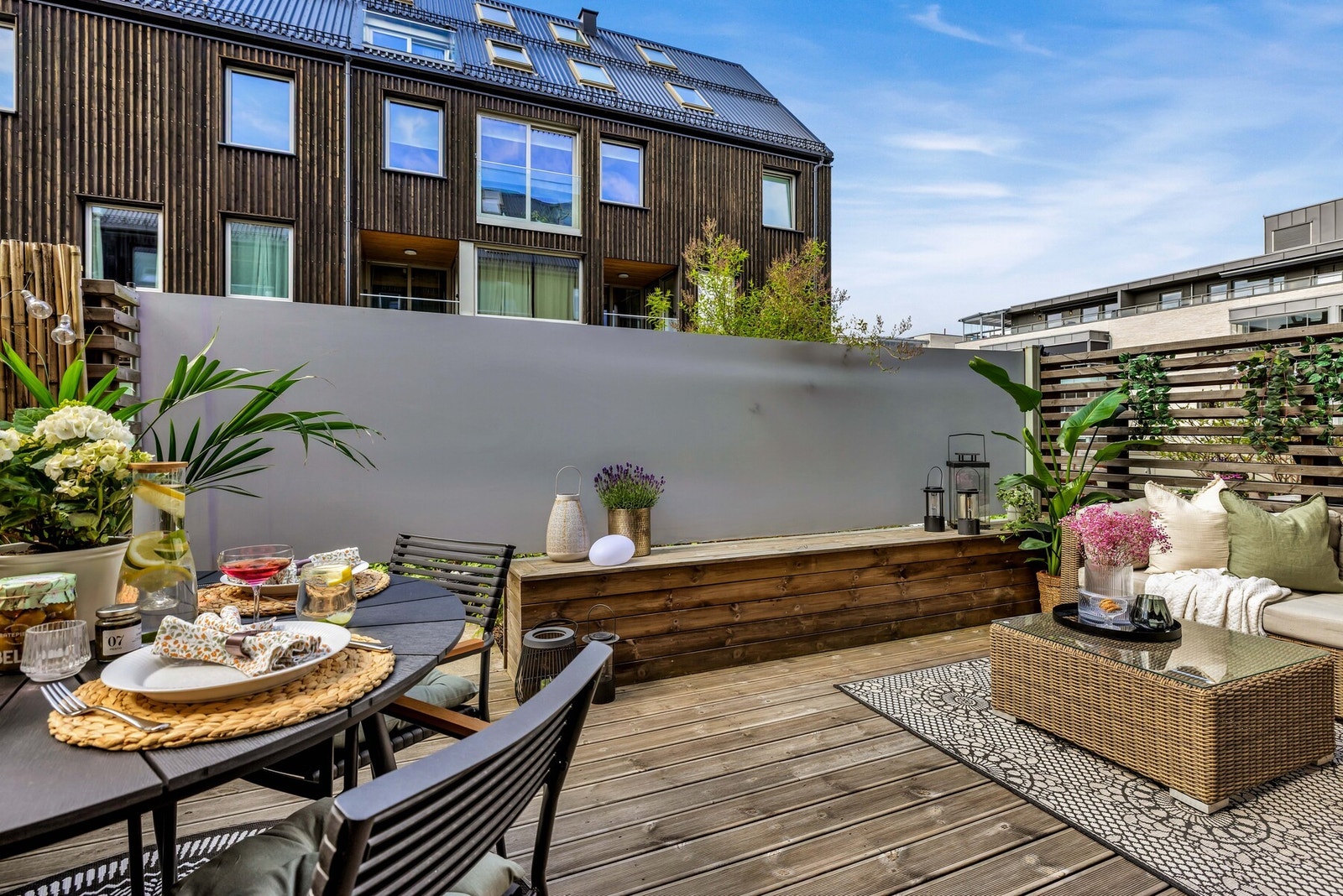 Terrassen kan enkelt deles opp i ulike soner med både lounge og spisebord. Galleribilde